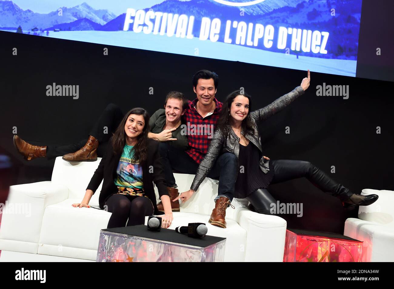 Frédéric Chau, Isabelle Vitari, Vanessa Guide et Mathieu Spinosi lors de la 18e cérémonie d'ouverture du Festival du film de comédie de l'Alpe d'Huez qui s'est tenue à l'Alpe d'Huez, en France, le 14 janvier 2015. Photo de Nicolas Briquet/ABACAPRESS.COM Banque D'Images