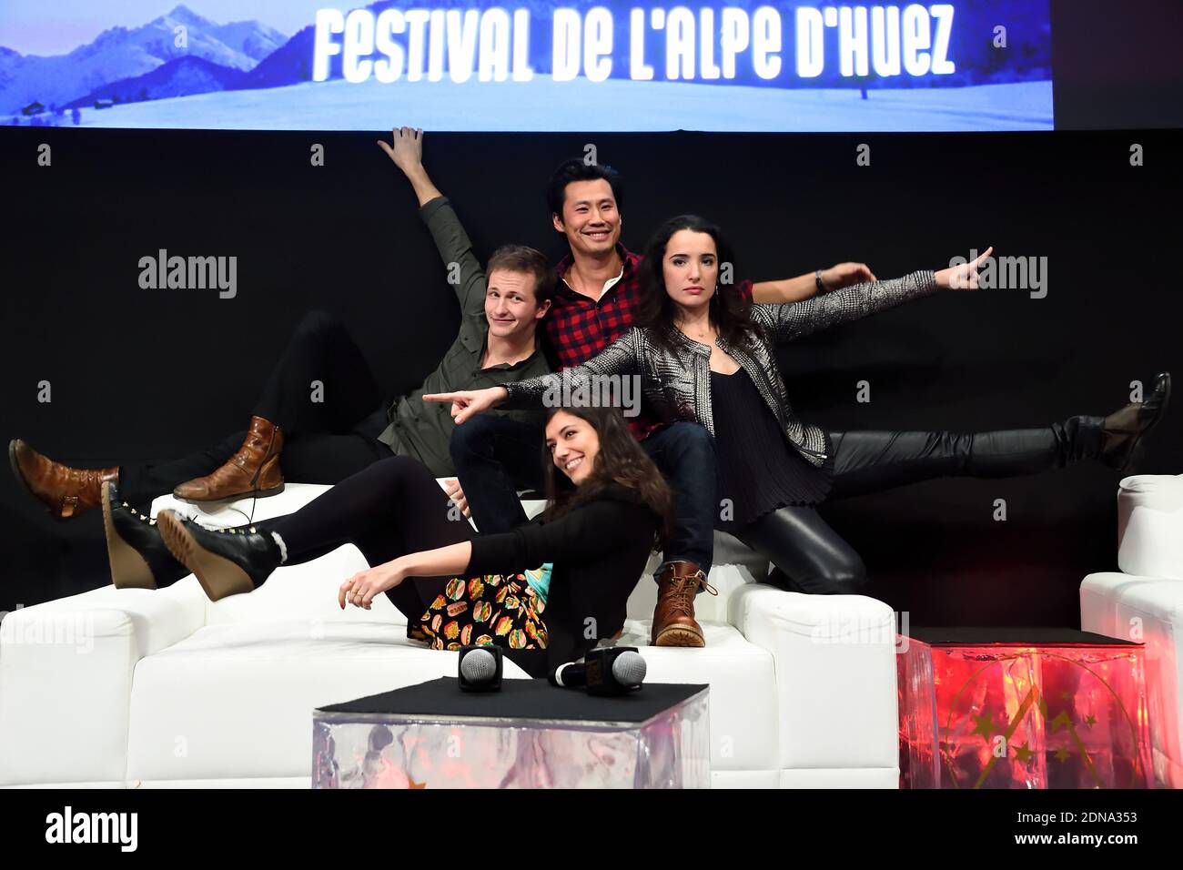 Frédéric Chau, Isabelle Vitari, Vanessa Guide et Mathieu Spinosi lors de la 18e cérémonie d'ouverture du Festival du film de comédie de l'Alpe d'Huez qui s'est tenue à l'Alpe d'Huez, en France, le 14 janvier 2015. Photo de Nicolas Briquet/ABACAPRESS.COM Banque D'Images