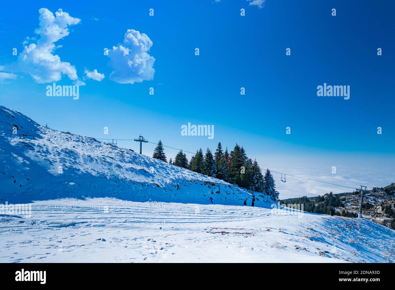 Homme dans la montagne photographiant la montagne couverte de neige Banque D'Images