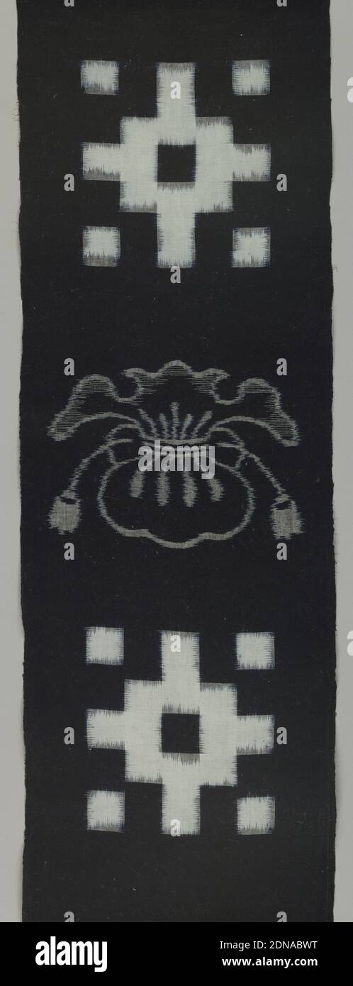 Textile, Moyen : coton technique : e-gasuri (Warp and weft ikat) sur tissu Uni, panneau vertical étroit avec motif d'une pochette à cordon en weft ikat alternant avec une forme géométrique en Warp and weft ikat., Japon, 1850–1900, textiles imprimés, teints et peints, textile Banque D'Images