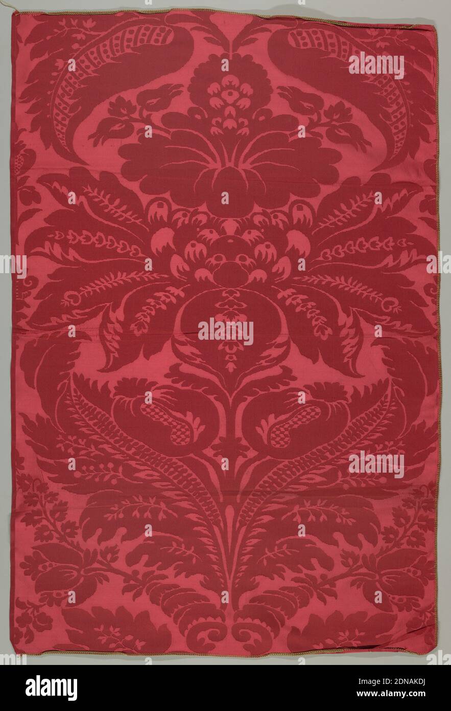 Textile, Moyen : technique de la soie : Damas, satin 7&1, conception symétrique des fleurs et des grandes feuilles courbes en rouge vif, Etats-Unis, env. 1907, textiles tissés, textile Banque D'Images