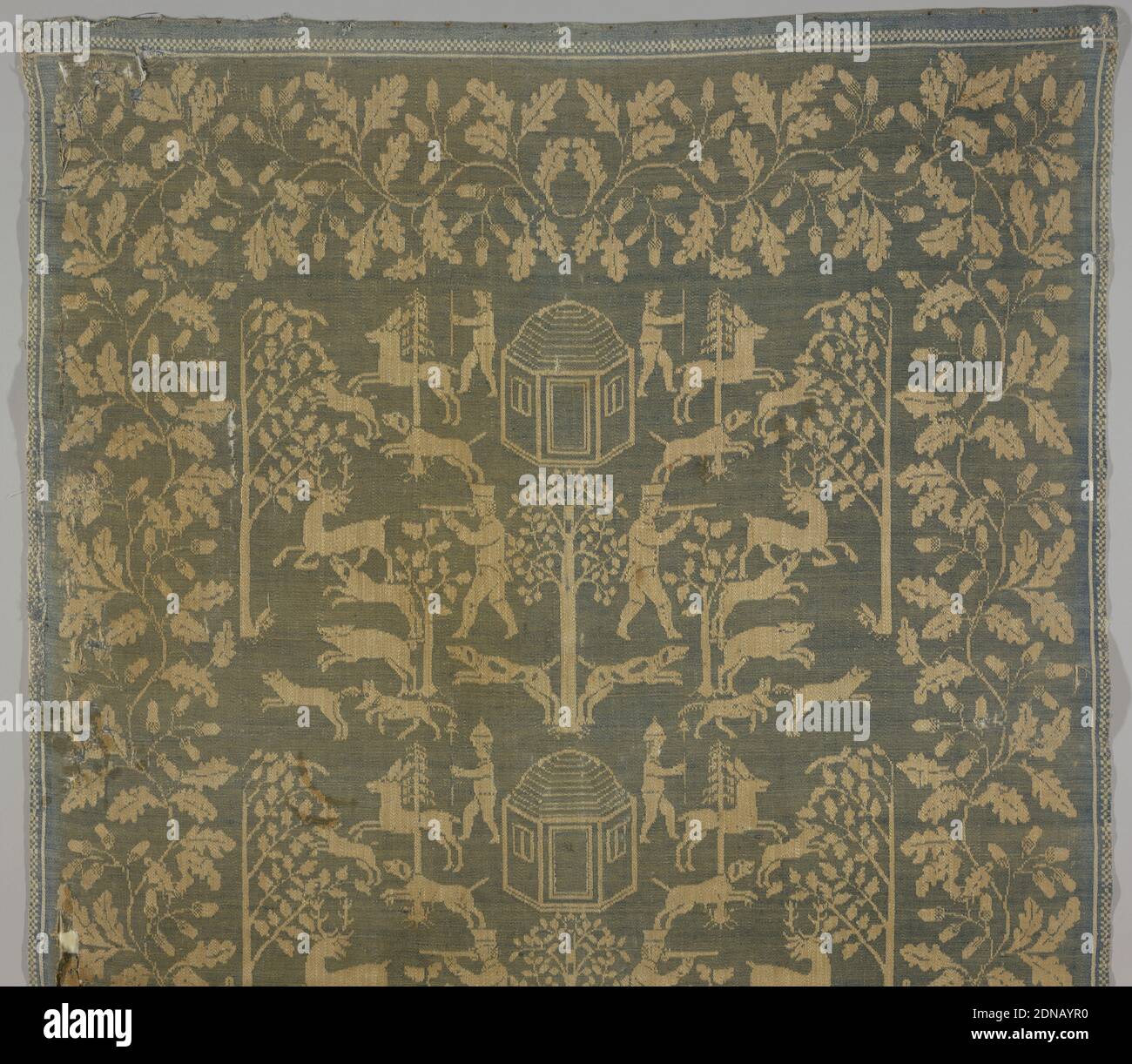 Nappe, moyenne: lin technique: Damassé, gauchissement blanc et trame bleue forment un design réversible avec une bordure extérieure en damier. Large bordure intérieure a une vigne avec des feuilles de chêne et des glands. Conception symétrique de deux répétitions horizontales du bâtiment central octogonal et arbre flanqué de chasseurs, certains avec des lances et des babioles avec des chiens, des cerfs et des lapins., Allemagne, ca. 1700, textiles tissés, nappe Banque D'Images