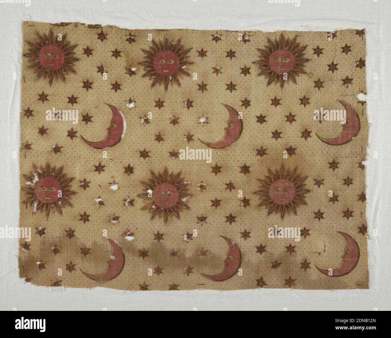 Textile, Moyen: Coton technique: Bloc imprimé sur le tissage Uni, lignes d'images du Soleil et de la Lune sur un champ d'étoiles. En marron noir et rouge sur blanc cassé., Angleterre ou Etats-Unis, env. 1800, textiles imprimés, teints et peints, textile Banque D'Images