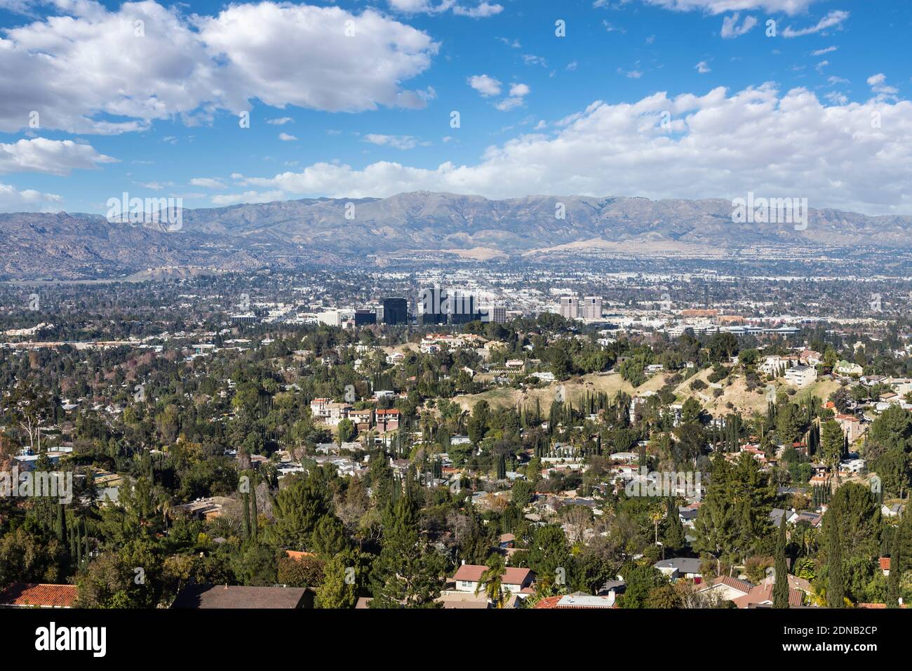 Vue sur Woodland Hills avec ciel partiellement nuageux dans la région ouest de la vallée de San Fernando à Los Angeles, Californie. Banque D'Images