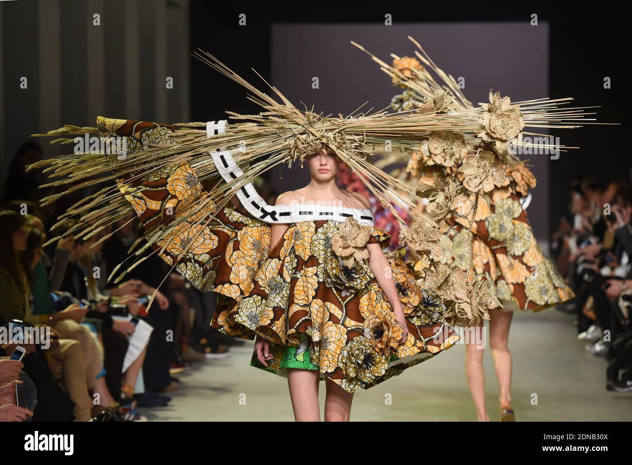 Un modèle présente une création de créateurs Viktor & Rolf dans le cadre de  la semaine de la mode de la haute-Couture de Paris printemps-été 2015, au  Palais de Tokyo à Paris,