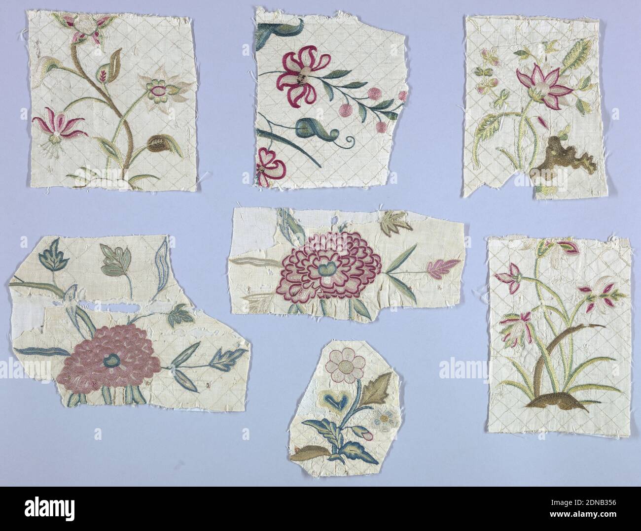 Fragments, Moyen: Soie sur lin technique: Coutures en chaîne, satin, noeud et dos brodés sur le tissage Uni; Arrière-plan brodé dans des lignes diagonales entrecroisées, fragments de couvre-lit avec des sprays fleuris très espacés en maille de soie polychrome sur une fine toile de lin non ondulée avec un treillis diamant en soie jaune pâle., Angleterre, 18e siècle, broderie et couture, fragments Banque D'Images