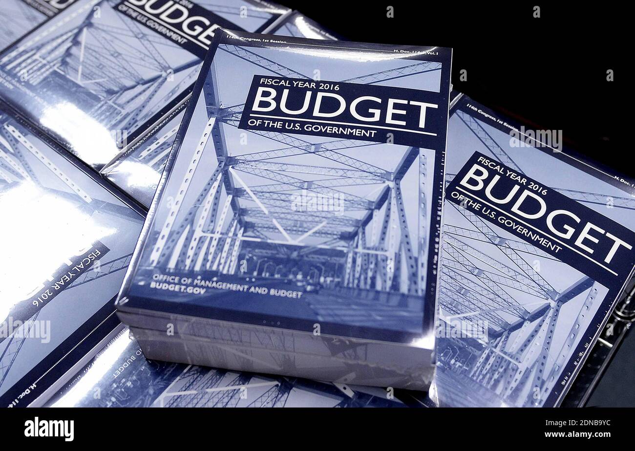 Des copies du budget de l'année fiscale 2016 du président américain Barack Obama siègent sur une table à la salle du Comité du budget du Sénat à Washington, DC, USA, le lundi 2 février 2015. Photo par Olivier Douliery/ABACAPRESS.COM Banque D'Images