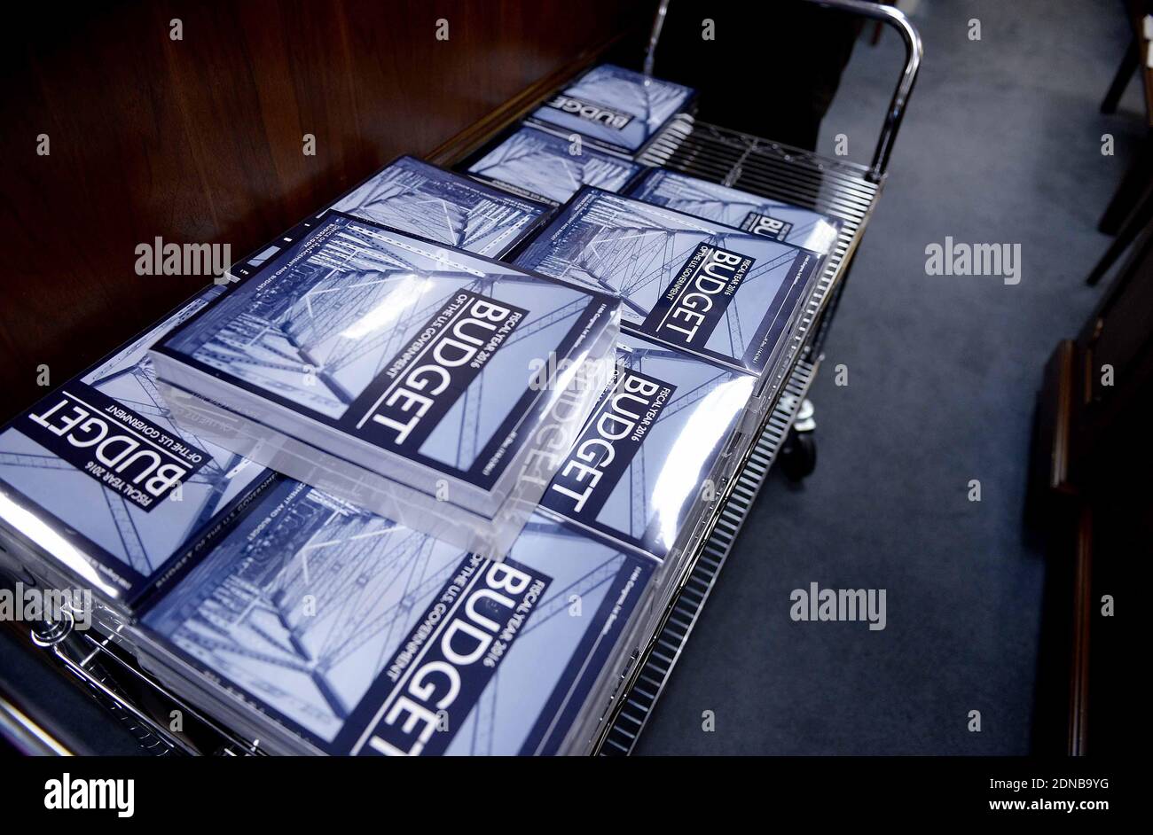 Des copies du budget de l'année fiscale 2016 du président américain Barack Obama siègent sur une table à la salle du Comité du budget du Sénat à Washington, DC, USA, le lundi 2 février 2015. Photo par Olivier Douliery/ABACAPRESS.COM Banque D'Images
