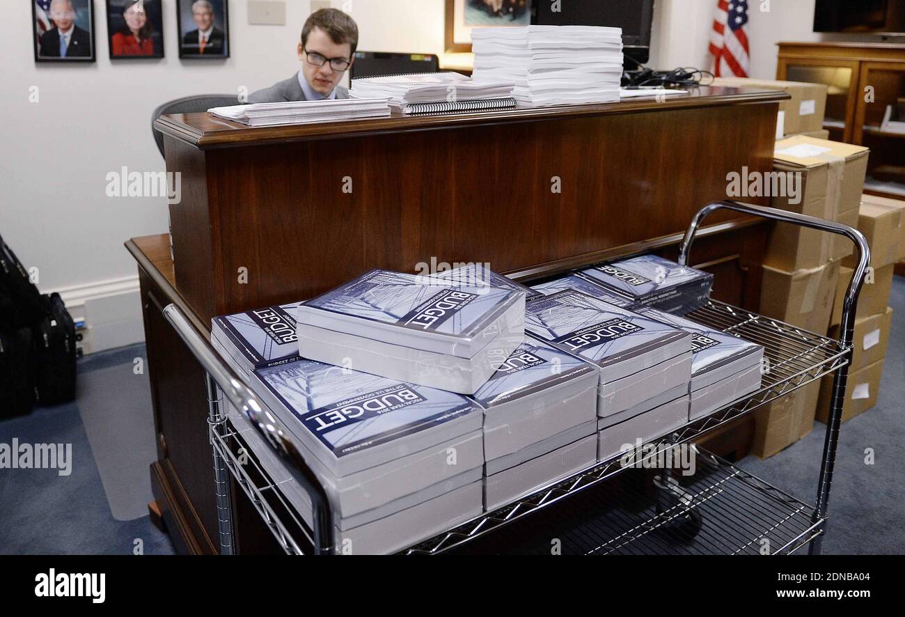 Des copies du budget de l'année fiscale 2016 du président américain Barack Obama siègent sur une table à la salle du Comité du budget du Sénat à Washington, DC, USA, le lundi 2 février 2015. Photo par Olivier Douliery/ABACAPRESS.COM Banque D'Images