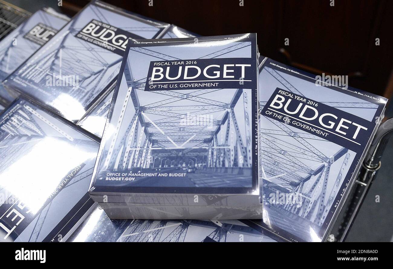Des copies du budget de l'année fiscale 2016 du président américain Barack Obama siègent sur une table à la salle du Comité du budget du Sénat à Washington, DC, USA, le lundi 2 février 2015. Photo par Olivier Douliery/ABACAPRESS.COM Banque D'Images