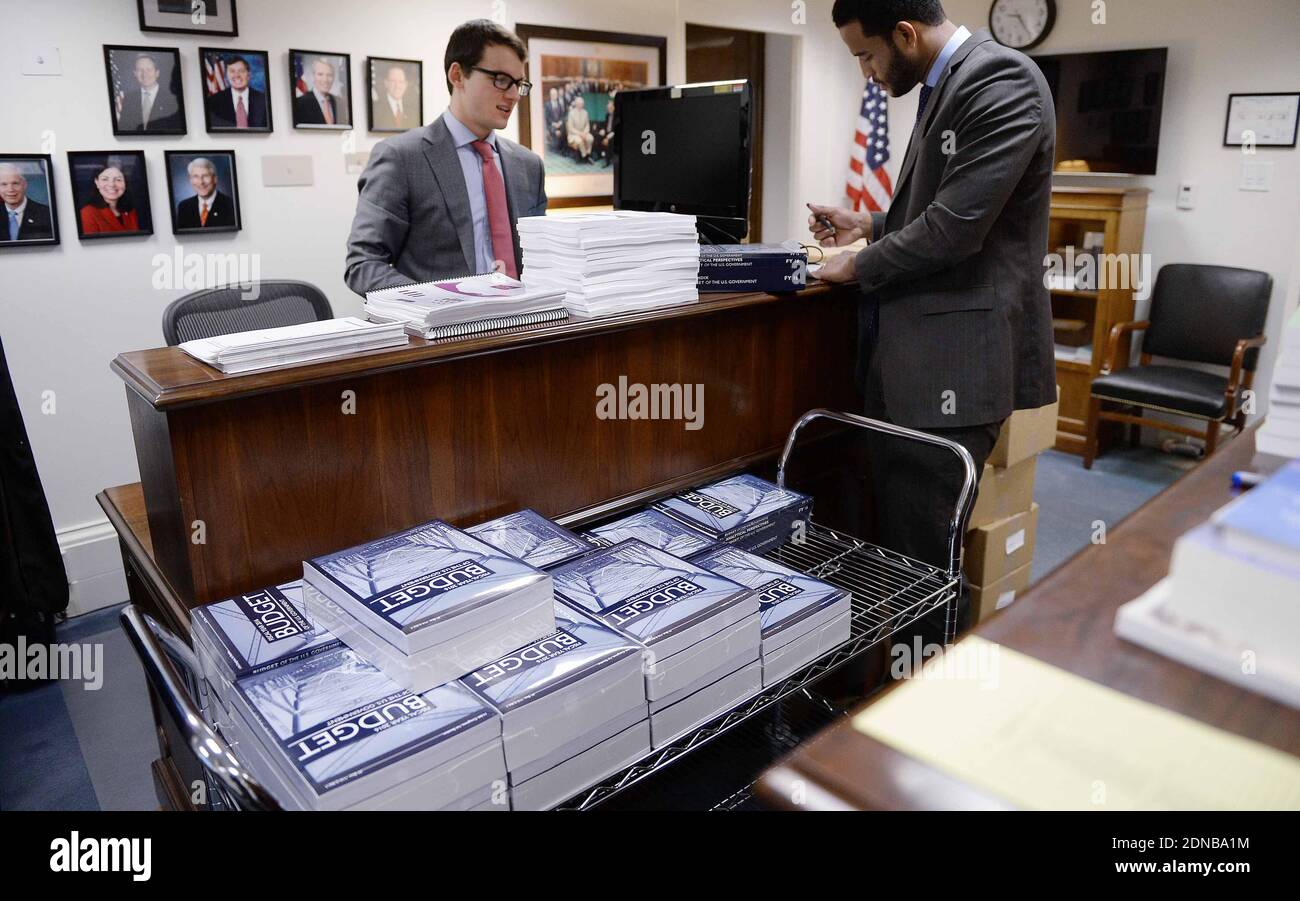 Des copies du budget de l'année fiscale 2016 du président américain Barack Obama siègent sur une table à la salle du Comité du budget du Sénat à Washington, DC, USA, le lundi 2 février 2015. Photo par Olivier Douliery/ABACAPRESS.COM Banque D'Images