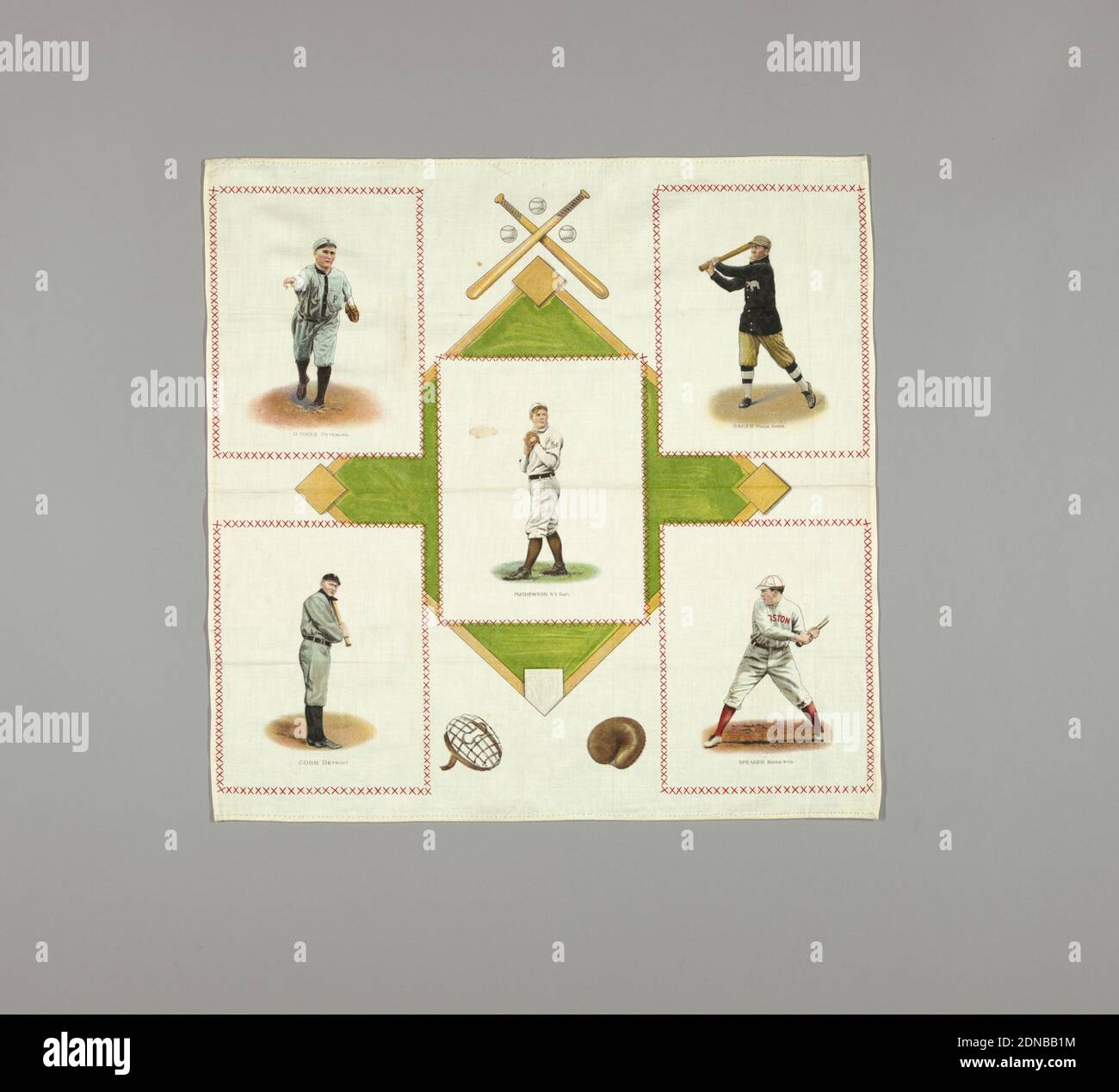 Souvenir carré, Moyen: Coton technique: 41 satin imprimé par chromolithographie et gaufré étiquette: Satin de coton imprimé par chromolithographie et gaufré, carré panneau souvenir avec joueurs de baseball dans des rectangles superposés sur un diamant de baseball avec des battes croisées et des balles de base en haut, et un masque de collecteur et un gant en bas. Les cinq joueurs de baseball sont Christy Mathewson, John Franklin 'Home Run' Baker, Tris Speaker, Ty Cobb et Marty O'Toole. Chaque rectangle est imprimé avec un point de croix rouge en imitation de broderie. Etats-Unis, 1912, textiles imprimés, teints et peints, souvenir Banque D'Images