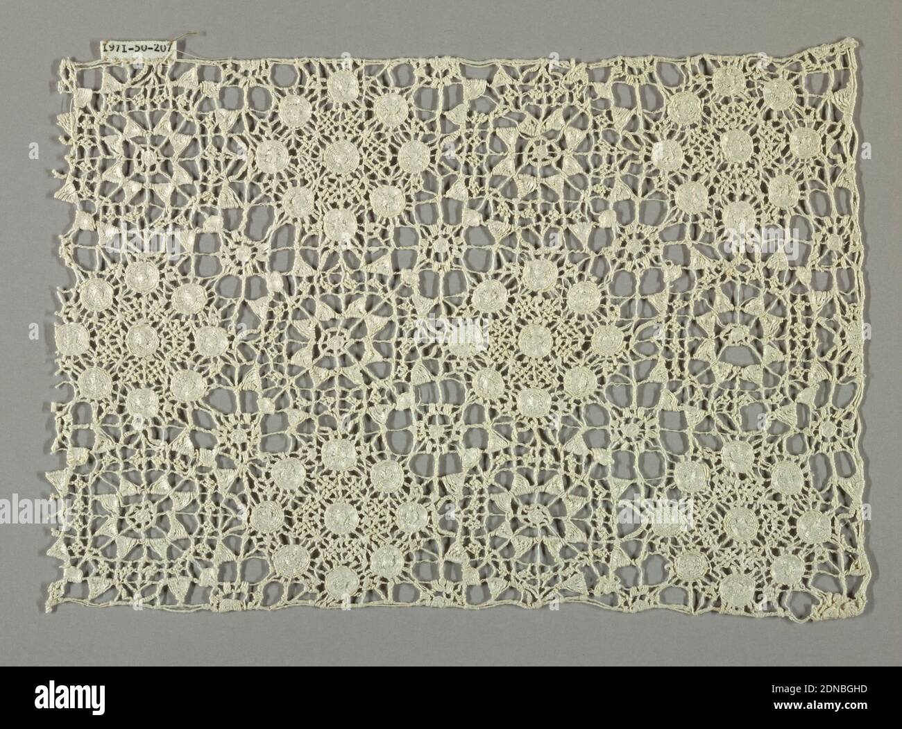 Fragment, Medium: linen technique: Needliwork sur filet noué à la main,  fragment d'une bordure avec un modèle de cercles et étoiles alternés.,  Italie, 17ème siècle, dentelle, fragment Photo Stock - Alamy