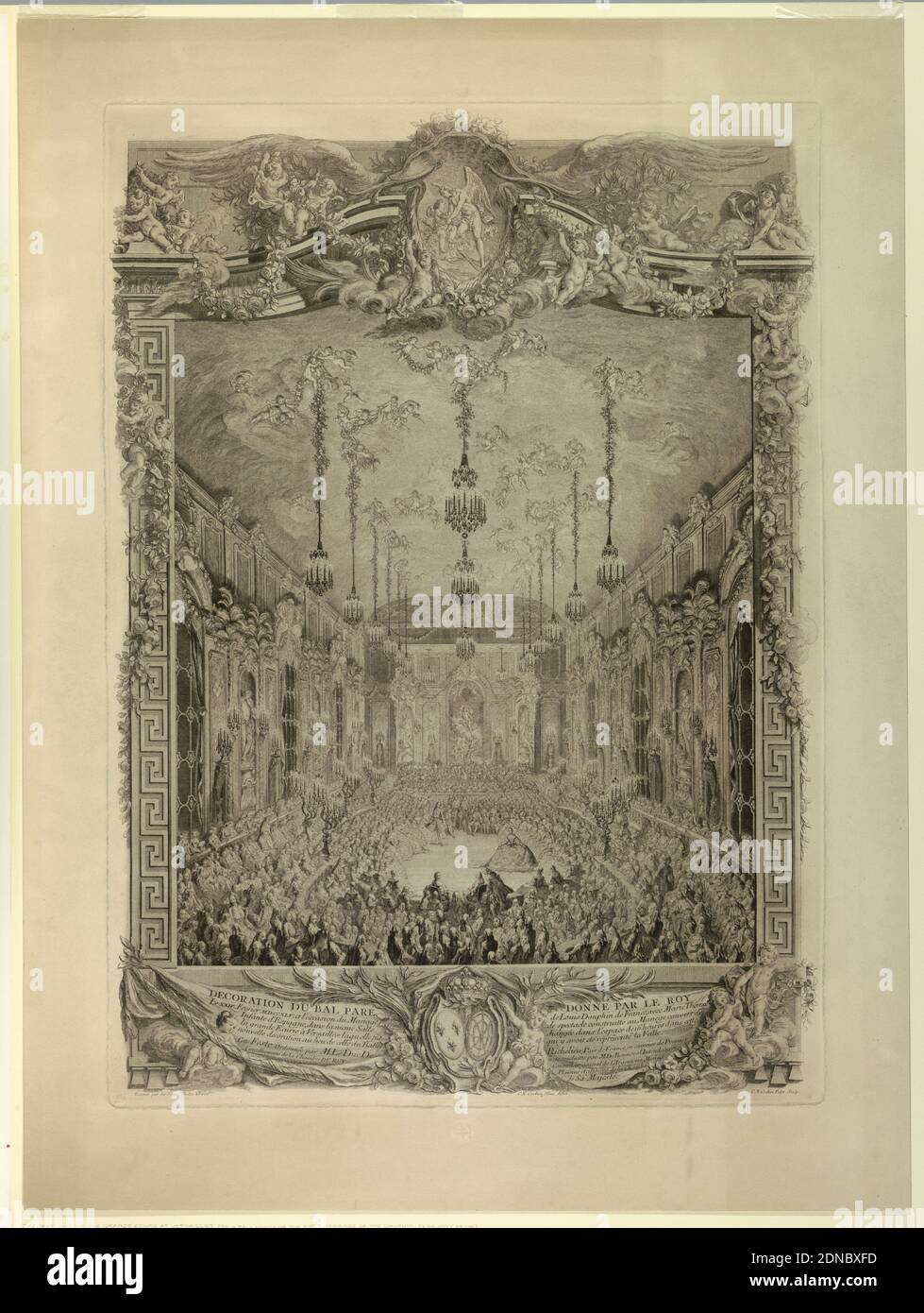 Décoration du bal Paré donne par le Roy, Charles-Nicolas Cochin l'aîné, français, 1688 - 1754, Charles-Nicolas Cochin le jeune, 1715 - 1790, Etching sur papier, décorations de la Grande Ecurie à Versailles pour une balle honorant le premier mariage du Dauphin, 24 février 1745. La chambre, remplie de gens, est vue à partir de la fin ci-dessous, une inscription explicative de dix lignes et les noms de concepteur et de graveur; également indication que les décorateurs pour l'occasion étaient Slotz à Perot., France, 1746, Print Banque D'Images Décoration du bal Paré donne par le Roy, Charles-Nicolas Cochin l'aîné, français, 1688 - 1754, Charles-Nicolas Cochin le jeune, 1715 - 1790, Etching sur papier, décorations de la Grande Ecurie à Versailles pour une balle honorant le premier mariage du Dauphin, 24 février 1745. La chambre, remplie de gens, est vue à partir de la fin ci-dessous, une inscription explicative de dix lignes et les noms de concepteur et de graveur; également indication que les décorateurs pour l'occasion étaient Slotz à Perot., France, 1746, Print Banque D'Images