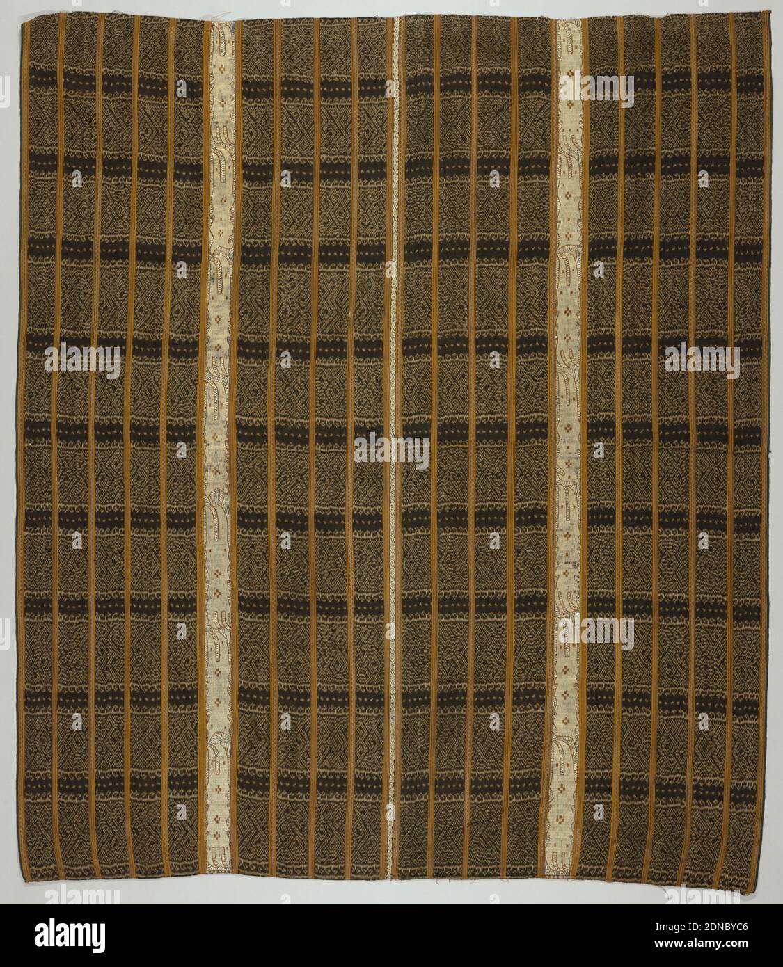 Tapis (jupe), Moyen : broderie de soie et de coton sur la fondation de soie technique : tissage Uni à double face avec revêtement attaché résistant à la répétition dans la chaîne (ikat); répétition supplémentaire discontinue de trame (brocart); et broderie en coutures en satin de surface et en fente, deux panneaux sont cousus ensemble pour former ce qui était autrefois un sarong tubulaire. Chaque panneau est orné d'un motif de gauchissement ikat dans un motif géométrique interlock disposé dans une grille de lignes teints et tissées. Les bandes étroites sont brodées de soie blanche, et les bandes plus larges sont décorées de bandes supplémentaires discontinues., Indonésie Banque D'Images