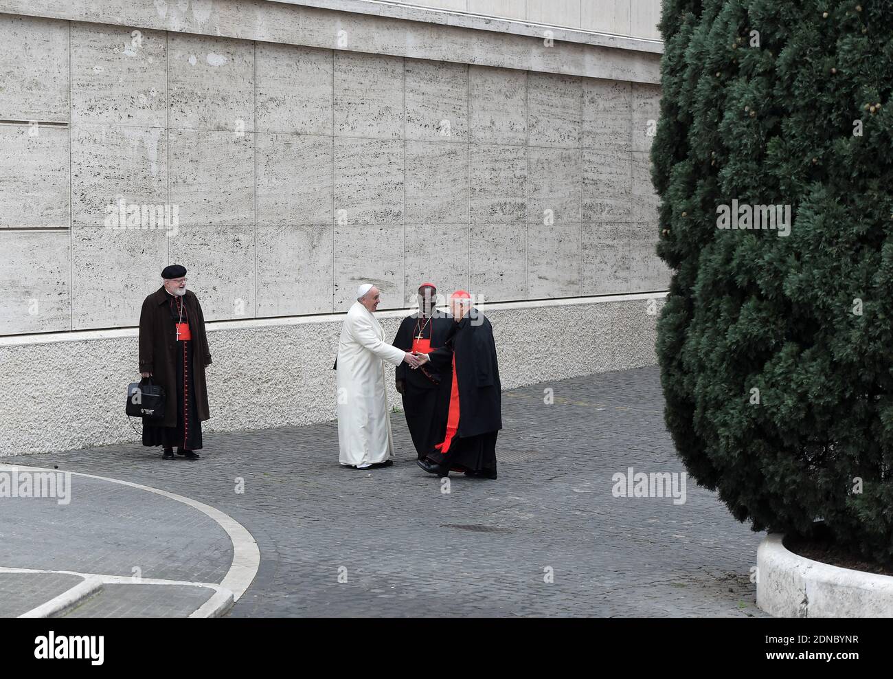 Le pape François (C) flanqué du cardinal congolais Laurent Monsengwo Pasinya (2e R) et le cardinal américain Sean Patrick O'Malley (L) attend le cardinal italien Agelo Sodano (R) alors qu'il arrive à participer aux côtés des cardinaux et des évêques au consistoire extraordinaire avant la nomination des nouveaux cardinaux, Au Vatican, le 13 février 2015. Le pape François exhorte ses cardinaux à coopérer avec sa réforme de la bureaucratie du Vatican, périmée et dysfonctionnelle. Photo par Eric Vandeville/ ABACAPRESS.COM Banque D'Images