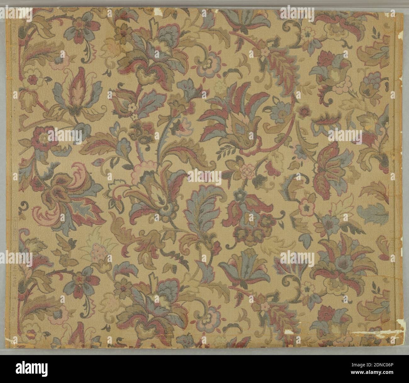 Flanc, papier gaufré imprimé à la machine, motif foliant global de fleurs et de feuilles formalisées, après le style indien. Pleine largeur, avec un peu plus d'une répétition. Imprimé dans des couleurs dorées sur terrain en galets., États-Unis, 1910–20, revêtements muraux, flanc Banque D'Images