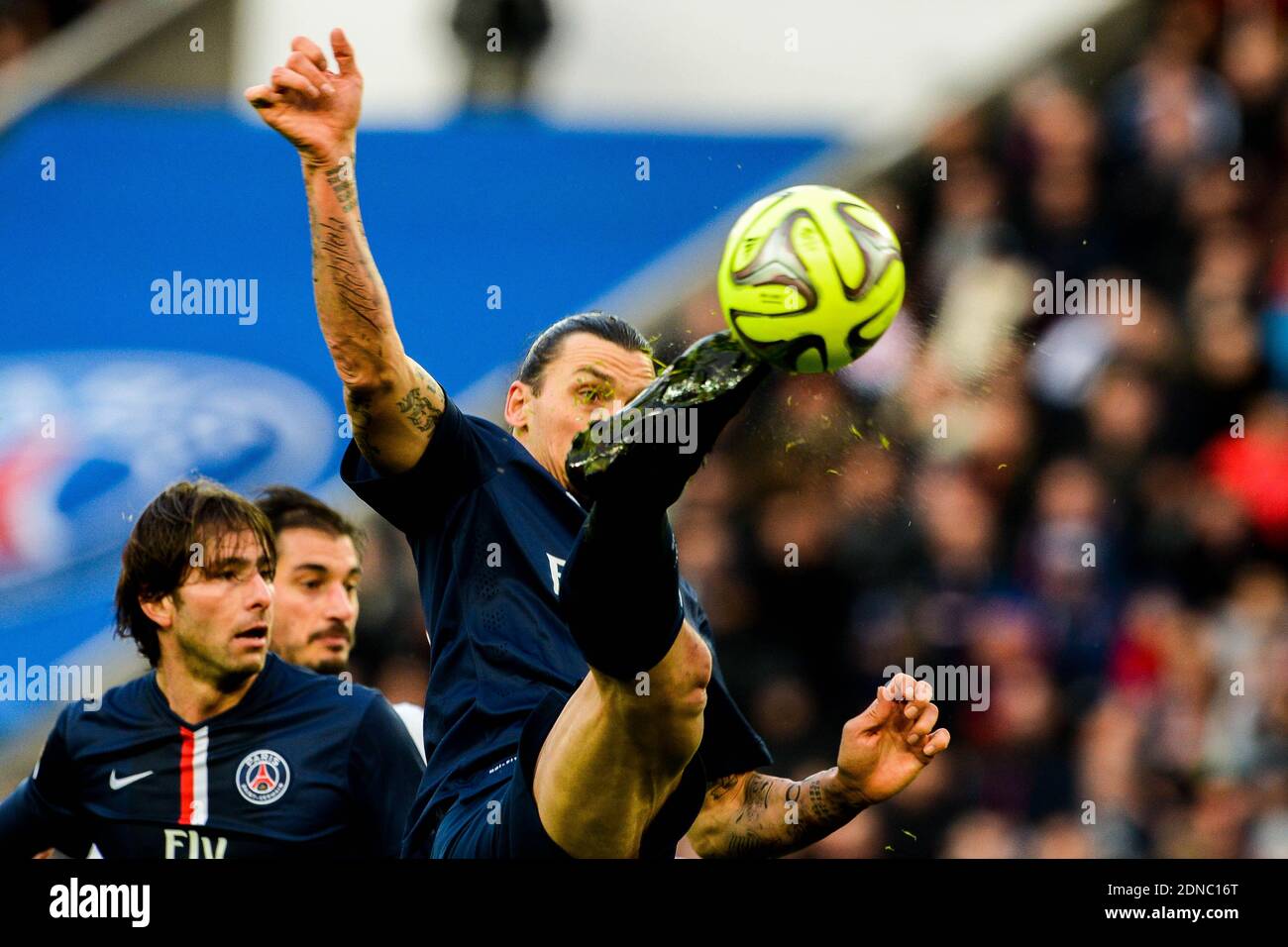 Zlatan Ibrahimovic du PSG montre ses nouveaux tatouages mystérieux « Abdullah » lors du match de football de la première Ligue française, Paris Saint-Germain vs Caen au stade du Parc des Princes à Paris, France, le 14 février 2015. Le PSG et Caen se sont terminés par un tirage au sort de 2-2. Photo de Henri Szwarc/ABACAPRESS.COM Banque D'Images