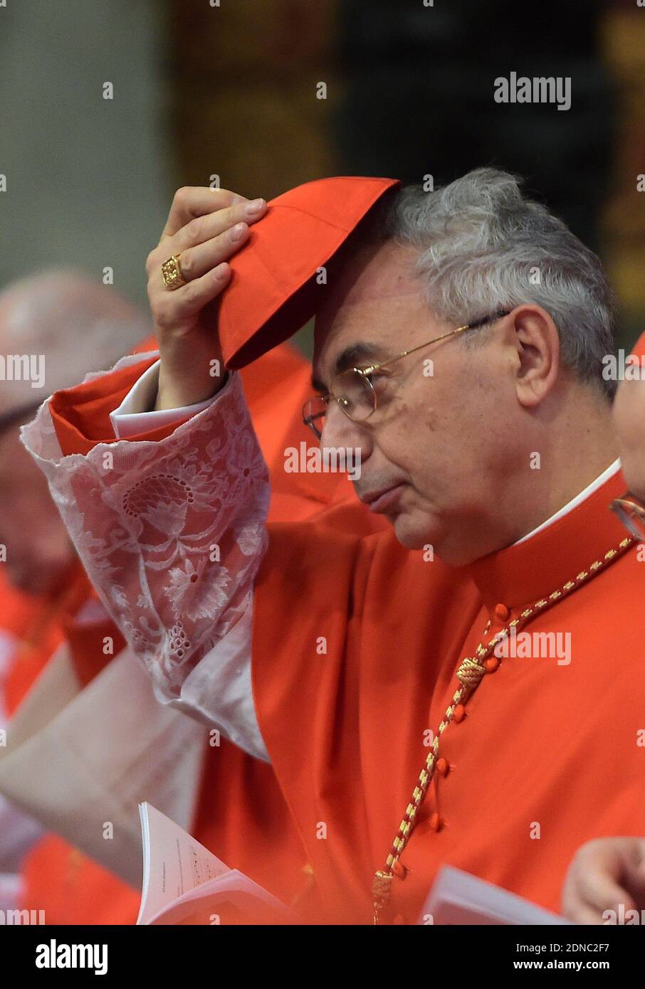 Le pape François a nommé le nouveau cardinal français Dominique Mamberti lors d'une cérémonie à la Cité du Vatican, au Vatican, en Italie, le 14 février 2015. Le pape François a élevé 20 évêques catholiques romains et archevêques au rang de cardinal lors d'une cérémonie de consistoire à la basilique Saint-Pierre, à la Cité du Vatican, en Italie, le 14 février 2015. Quinze des nouveaux cardinaux ont moins de 80 ans et sont connus sous le nom de « cardinaux électeurs ». Parmi ceux qui ont pris part à la cérémonie à la basilique Saint-Pierre du Vatican a été le pape allemand à la retraite Benoît XVI Photo par Eric Vandeville /ABACAPRESS.COM Banque D'Images