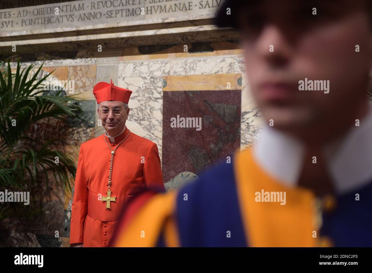 Le pape François a nommé le nouveau cardinal français Dominique Mamberti lors d'une cérémonie à la Cité du Vatican, au Vatican, en Italie, le 14 février 2015. Le pape François a élevé 20 évêques catholiques romains et archevêques au rang de cardinal lors d'une cérémonie de consistoire à la basilique Saint-Pierre, à la Cité du Vatican, en Italie, le 14 février 2015. Quinze des nouveaux cardinaux ont moins de 80 ans et sont connus sous le nom de « cardinaux électeurs ». Parmi ceux qui ont pris part à la cérémonie à la basilique Saint-Pierre du Vatican a été le pape allemand à la retraite Benoît XVI Photo par Eric Vandeville /ABACAPRESS.COM Banque D'Images