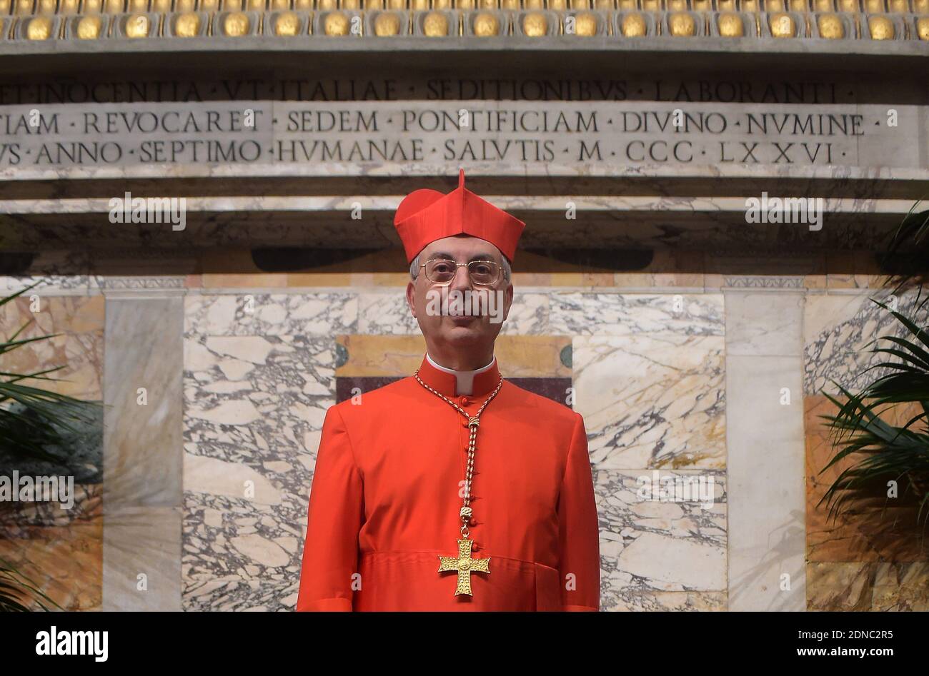 Le pape François a nommé le nouveau cardinal français Dominique Mamberti lors d'une cérémonie à la Cité du Vatican, au Vatican, en Italie, le 14 février 2015. Le pape François a élevé 20 évêques catholiques romains et archevêques au rang de cardinal lors d'une cérémonie de consistoire à la basilique Saint-Pierre, à la Cité du Vatican, en Italie, le 14 février 2015. Quinze des nouveaux cardinaux ont moins de 80 ans et sont connus sous le nom de « cardinaux électeurs ». Parmi ceux qui ont pris part à la cérémonie à la basilique Saint-Pierre du Vatican a été le pape allemand à la retraite Benoît XVI Photo par Eric Vandeville /ABACAPRESS.COM Banque D'Images