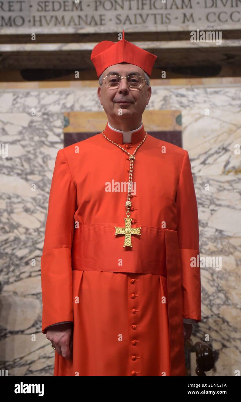 Le pape François a nommé le nouveau cardinal français Dominique Mamberti lors d'une cérémonie à la Cité du Vatican, au Vatican, en Italie, le 14 février 2015. Le pape François a élevé 20 évêques catholiques romains et archevêques au rang de cardinal lors d'une cérémonie de consistoire à la basilique Saint-Pierre, à la Cité du Vatican, en Italie, le 14 février 2015. Quinze des nouveaux cardinaux ont moins de 80 ans et sont connus sous le nom de « cardinaux électeurs ». Parmi ceux qui ont pris part à la cérémonie à la basilique Saint-Pierre du Vatican a été le pape allemand à la retraite Benoît XVI Photo par Eric Vandeville /ABACAPRESS.COM Banque D'Images