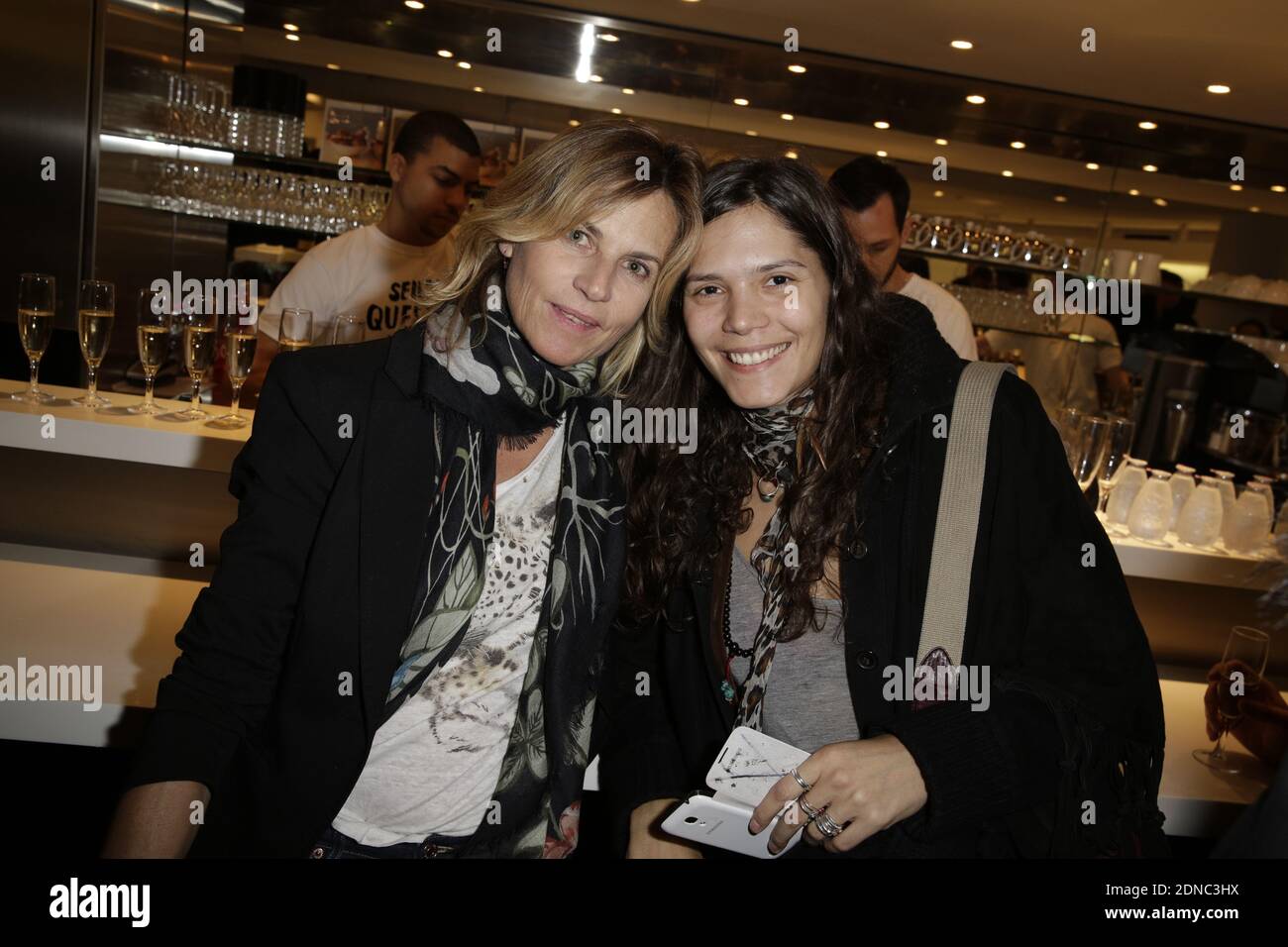 Virginie Couperie-Eiffel et sa fille Vanille assistent à la fête de Devialet  qui s'est tenue au magasin Colette, à Paris, en France, le 16 février 2015.  Photo de Jerome Domine/ABACAPRESS.COM Photo Stock -