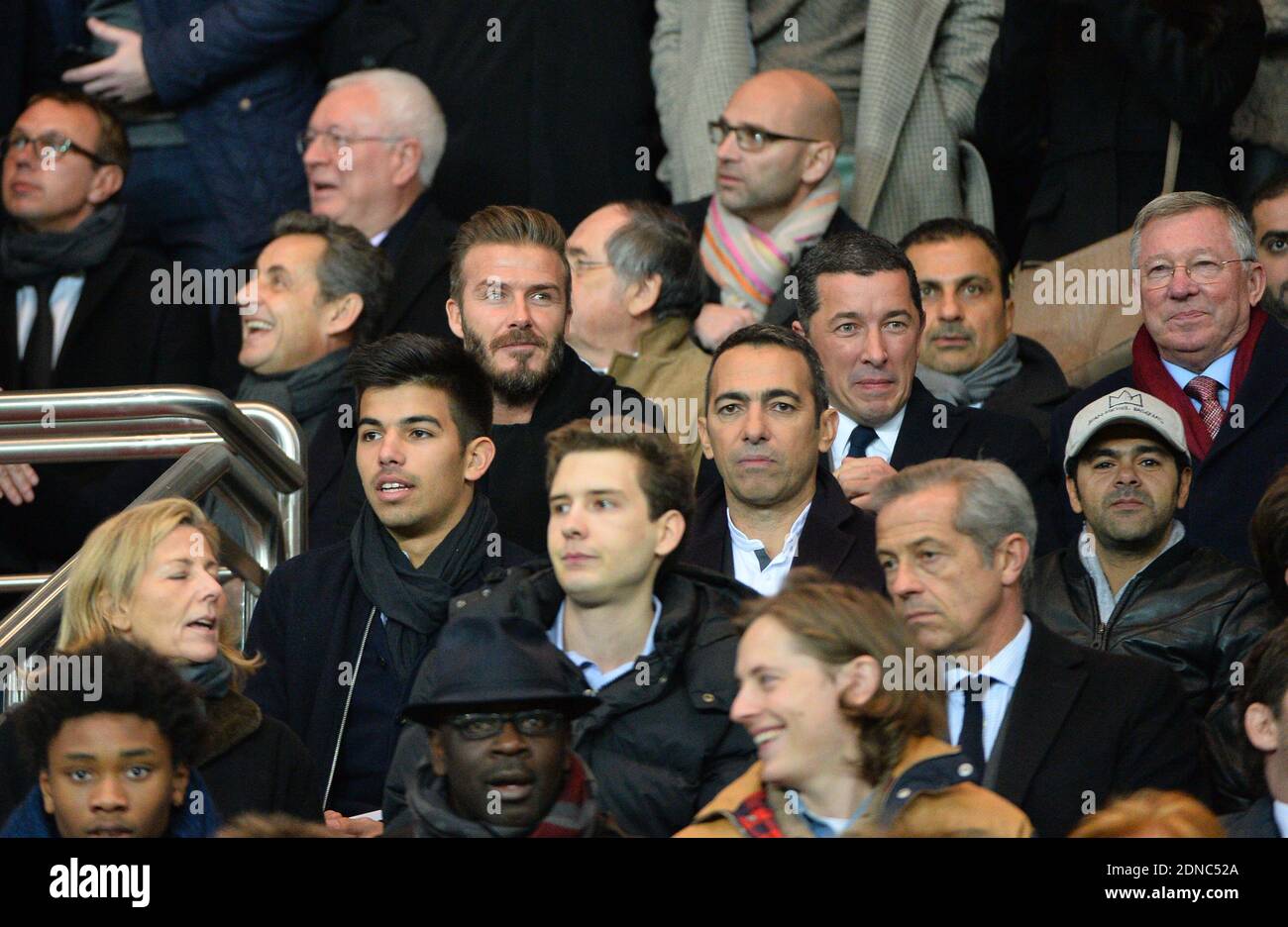 Nicolas Sarkozy, David Beckham, Sir Alex Ferguson, Youri Djorkaeff, Jamel Debbouze, Claire Chazal, François Poivre d'Arvor, Lilian Thuram et Pierre Sarkozy assistent au match de football de la Ligue des champions de l'UEFA, Paris Saint-Germain contre Chelsea FC au stade du Parc des Princes à Paris, France, le 17 février 2015. Photo de Christian Liewig/ABACAPRESS.COM Banque D'Images