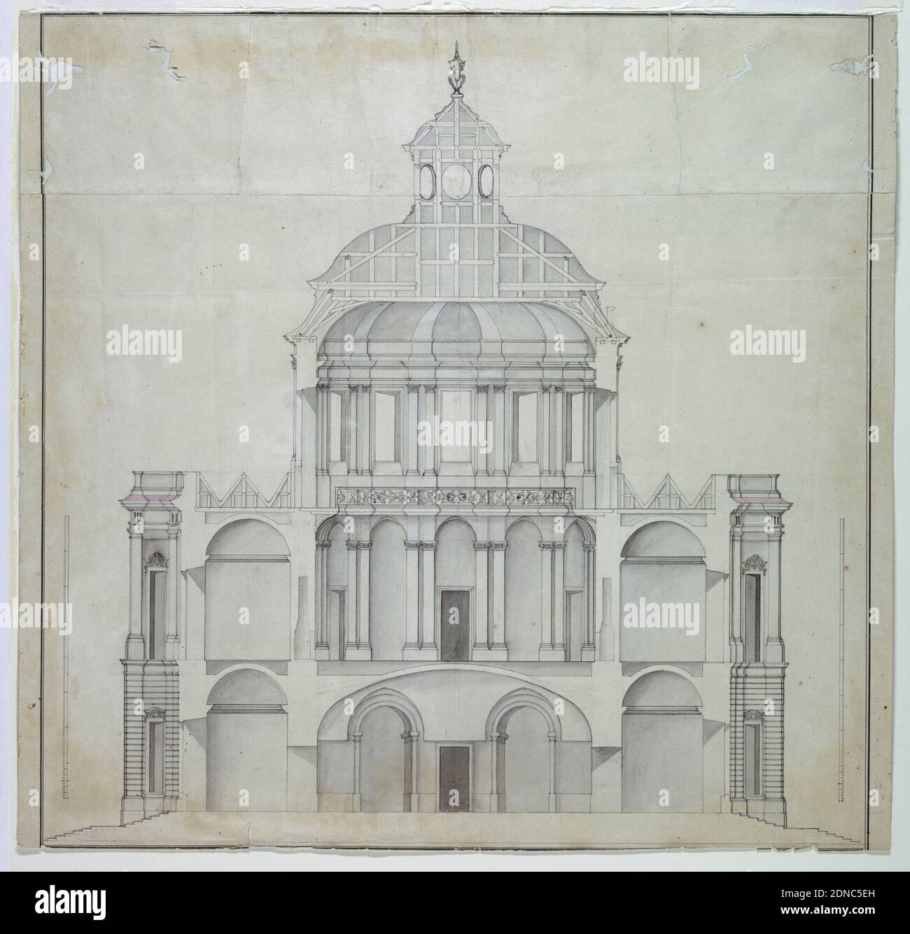 Coupe transversale de la partie centrale en dôme d'un palais, Mattäus Daniel Pöppelmann, 1662 - 1736, stylo et encre noire, avec aquarelles grises et roses sur papier, rectangle vertical. Une structure à deux étages, montrant l'entrée voûtée au rez-de-chaussée et le Kaisersaal montant deux étages, au-dessus, brisant la ligne de toit avec un dôme bas sur un tambour élevé, percé par des fenêtres. Echelle indiquée sur les côtés. Lignes de cadrage d'encre, Allemagne, env. 1715, architecture, dessin Banque D'Images