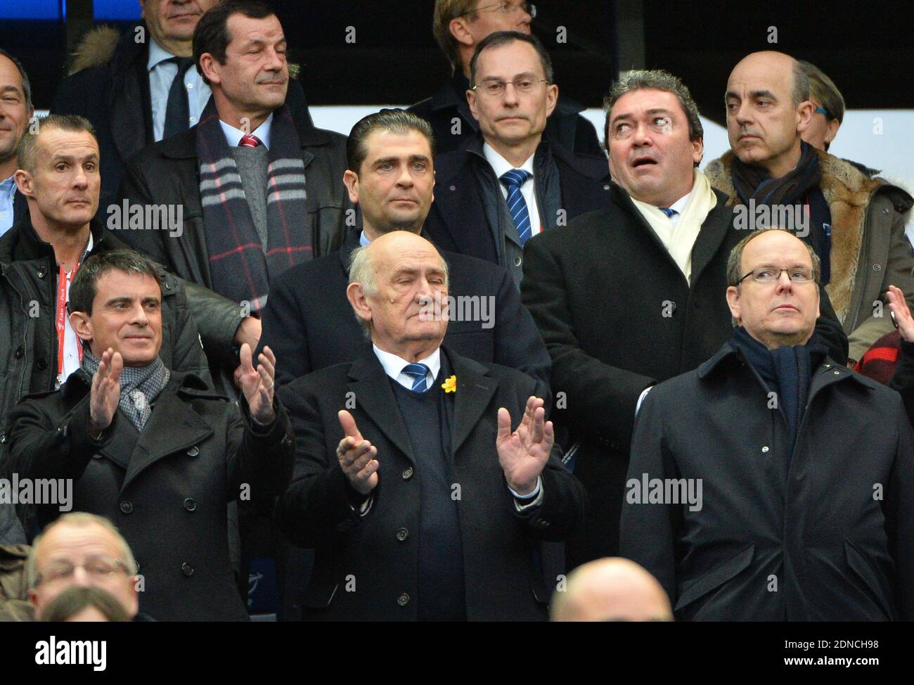 Le Premier ministre Manuel Valls, président du FFR Pierre Camou et le Prince Albert II de Monaco participant au match de rugby RBS 6 Nations Championship 2015 entre la France et le pays de Galles au Stade de France, à Saint Denis, au nord de Paris, France, le samedi 28 février 2015.photo de Christian Liewig Banque D'Images