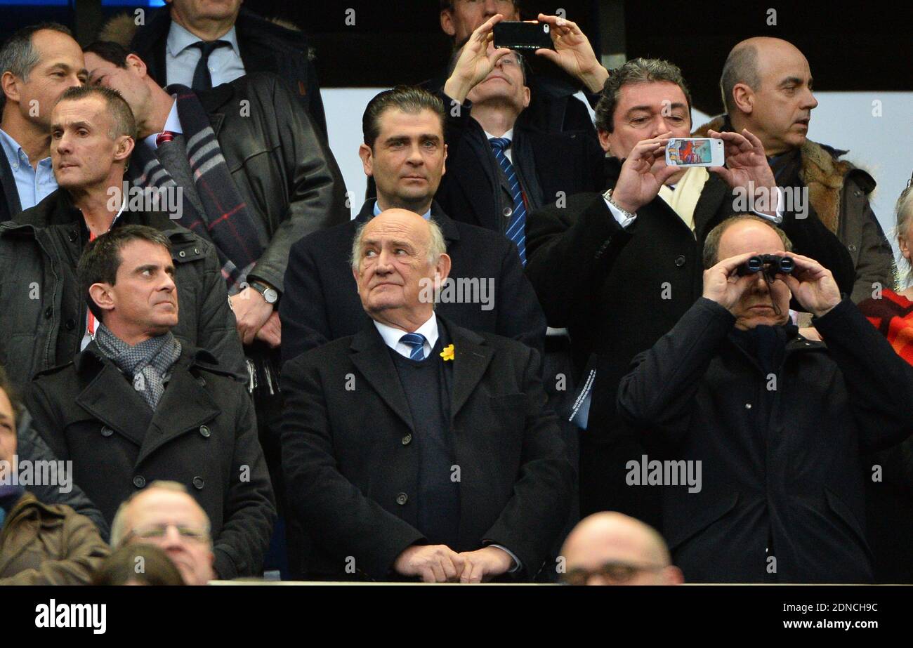 Le Premier ministre Manuel Valls, président du FFR Pierre Camou et le Prince Albert II de Monaco participant au match de rugby RBS 6 Nations Championship 2015 entre la France et le pays de Galles au Stade de France, à Saint Denis, au nord de Paris, France, le samedi 28 février 2015.photo de Christian Liewig Banque D'Images