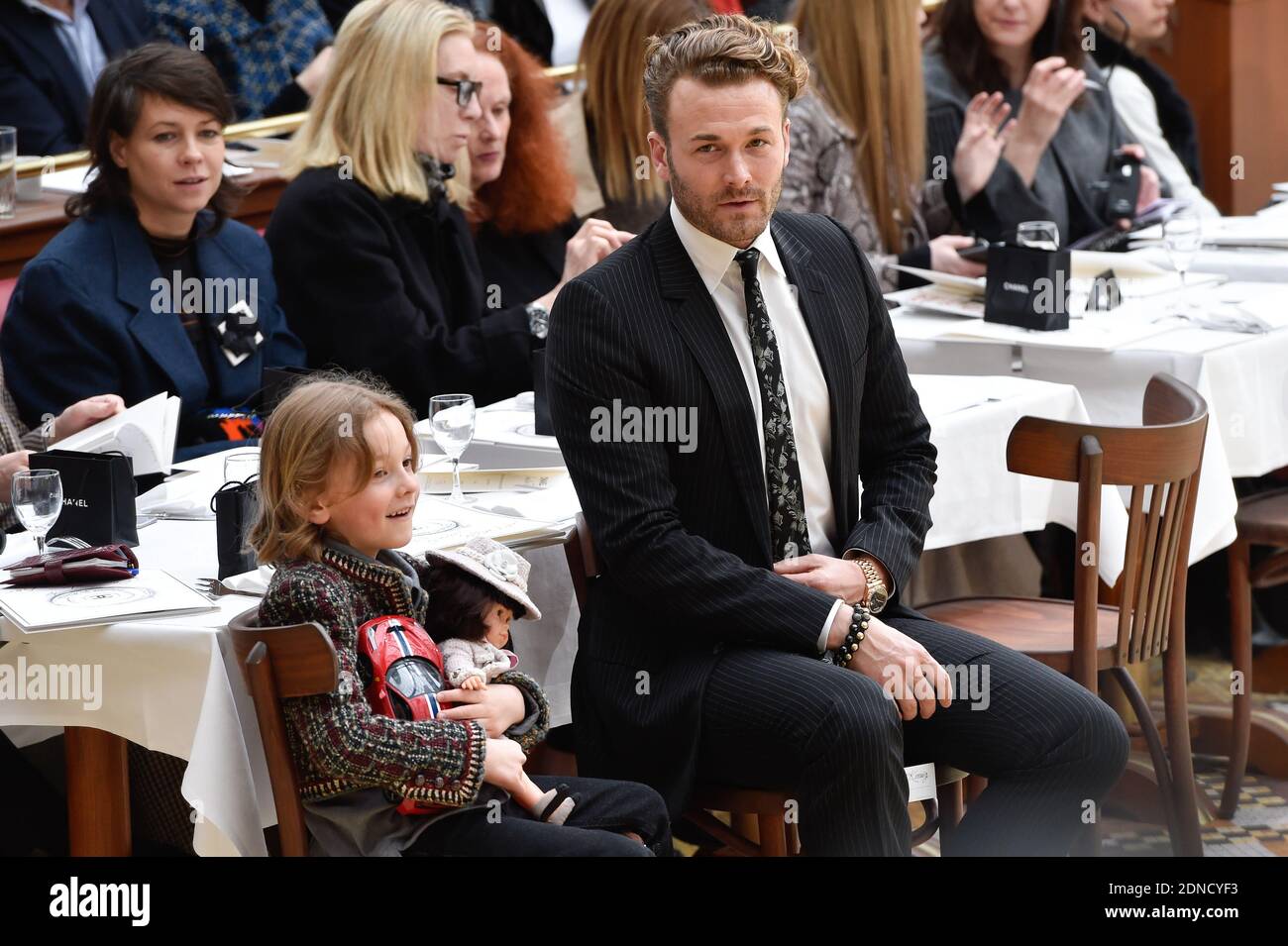 Photo du fichier - Brad Kroenig et son fils Hudson pendant le salon Chanel  dans le cadre de la semaine de la mode de Paris vêtements pour femmes  automne/hiver 2015/2016 le 10