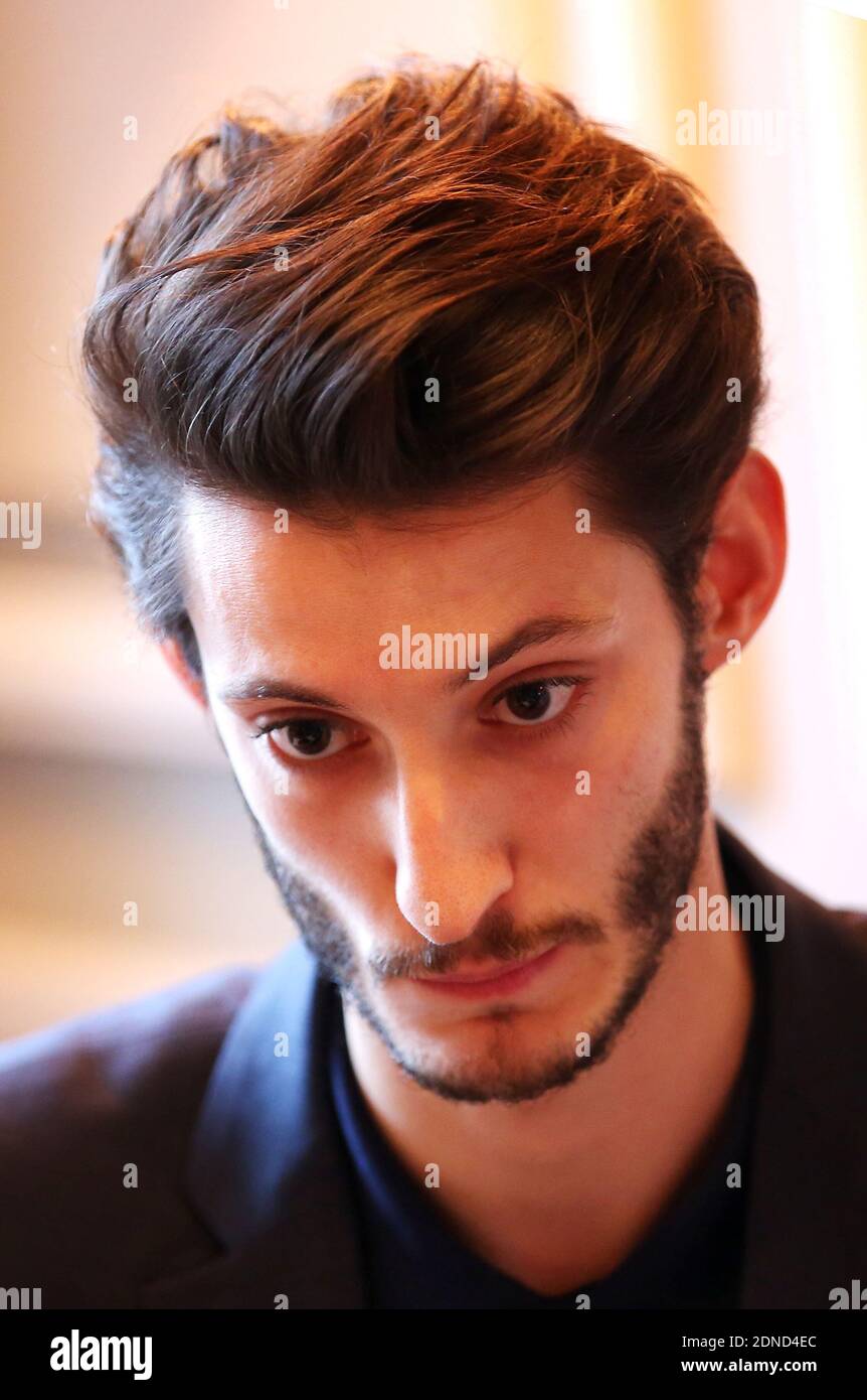 L'acteur Pierre Niney pose à un photocall à Bordeaux, en France, le 13 mars 2015. Niney, qui tenait une conférence de presse pour son dernier film un Homme Ideal, a annoncé qu'il a défait la Comédie française il y a deux mois. Photo de Patrick Bernard - Quentin Salinier/ABACAPRESS.COM Banque D'Images