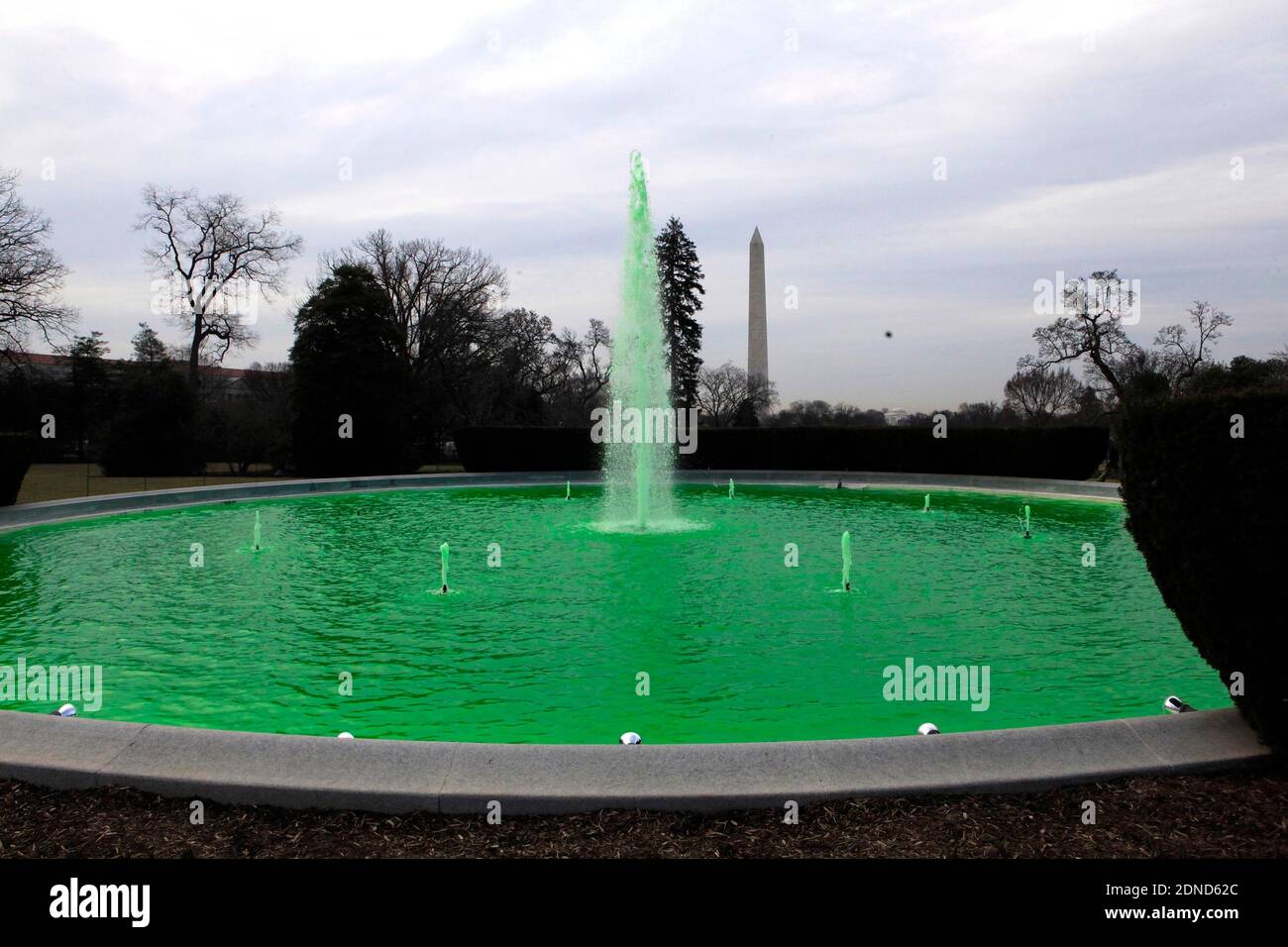 Pour la Saint-Patrick, un colorant vert a été ajouté à l'eau de la fontaine sur la pelouse sud de la Maison Blanche à Washington, DC, USA, le 17 mars 2015. Photo de Dennis Brack/Pool/ABACAPRESS.COM Banque D'Images