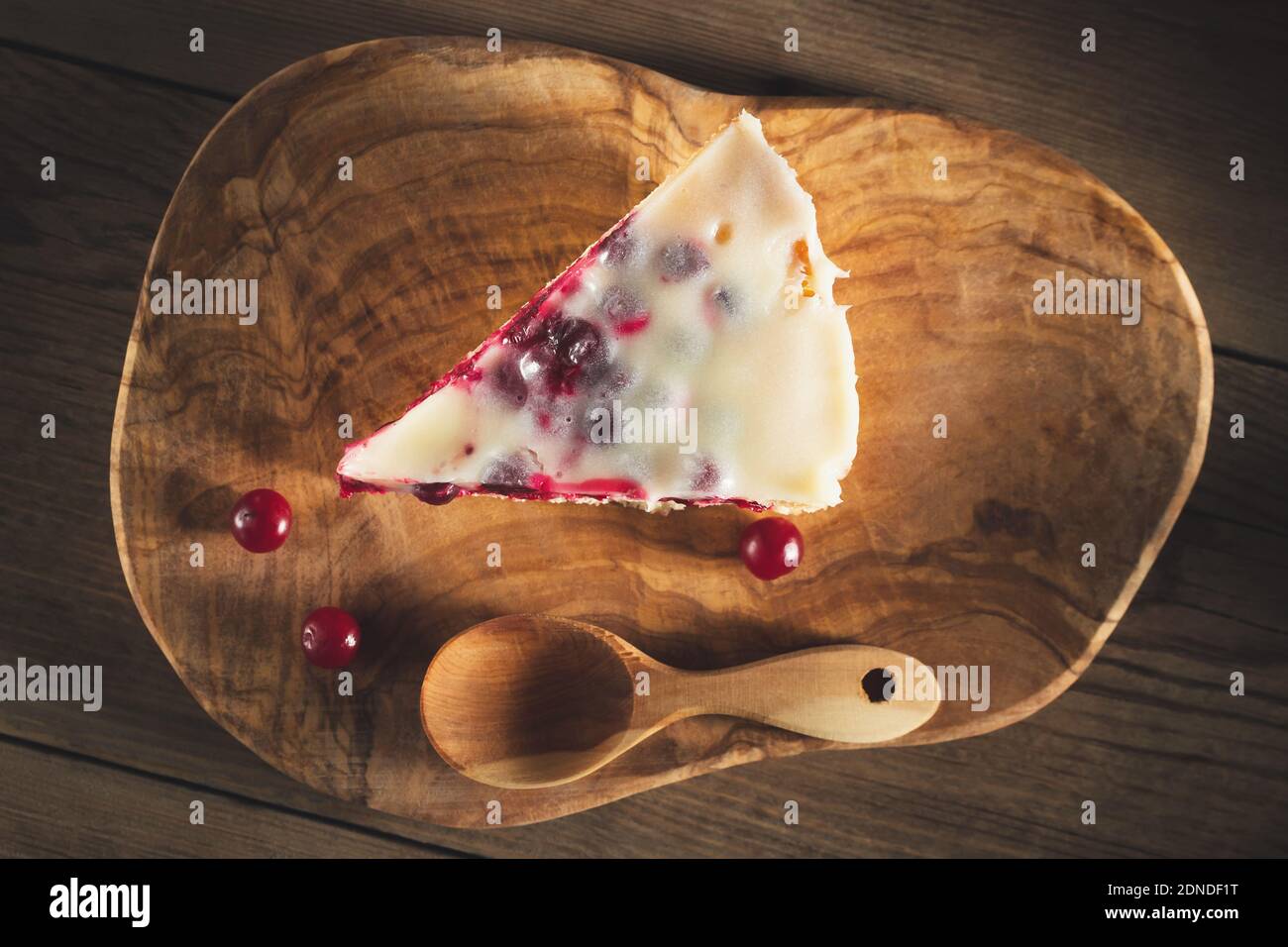 Gâteau maison avec canneberges et crème sure. Gros plan sur un morceau de tarte, vue du dessus Banque D'Images