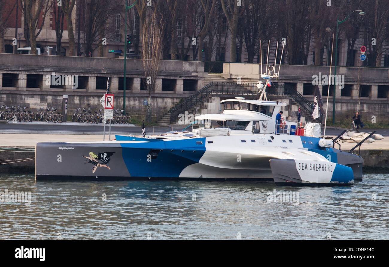 LE TRIMARAN 'BRIGITTE BARDOT' DU SEA SHEPHERD EST AMARRE A PARIS POUR  RENCONTRE ET INFORMATEUR LE PUBLIC. Photo de Nasser Berzane/ABACAPRESS.COM  Photo Stock - Alamy