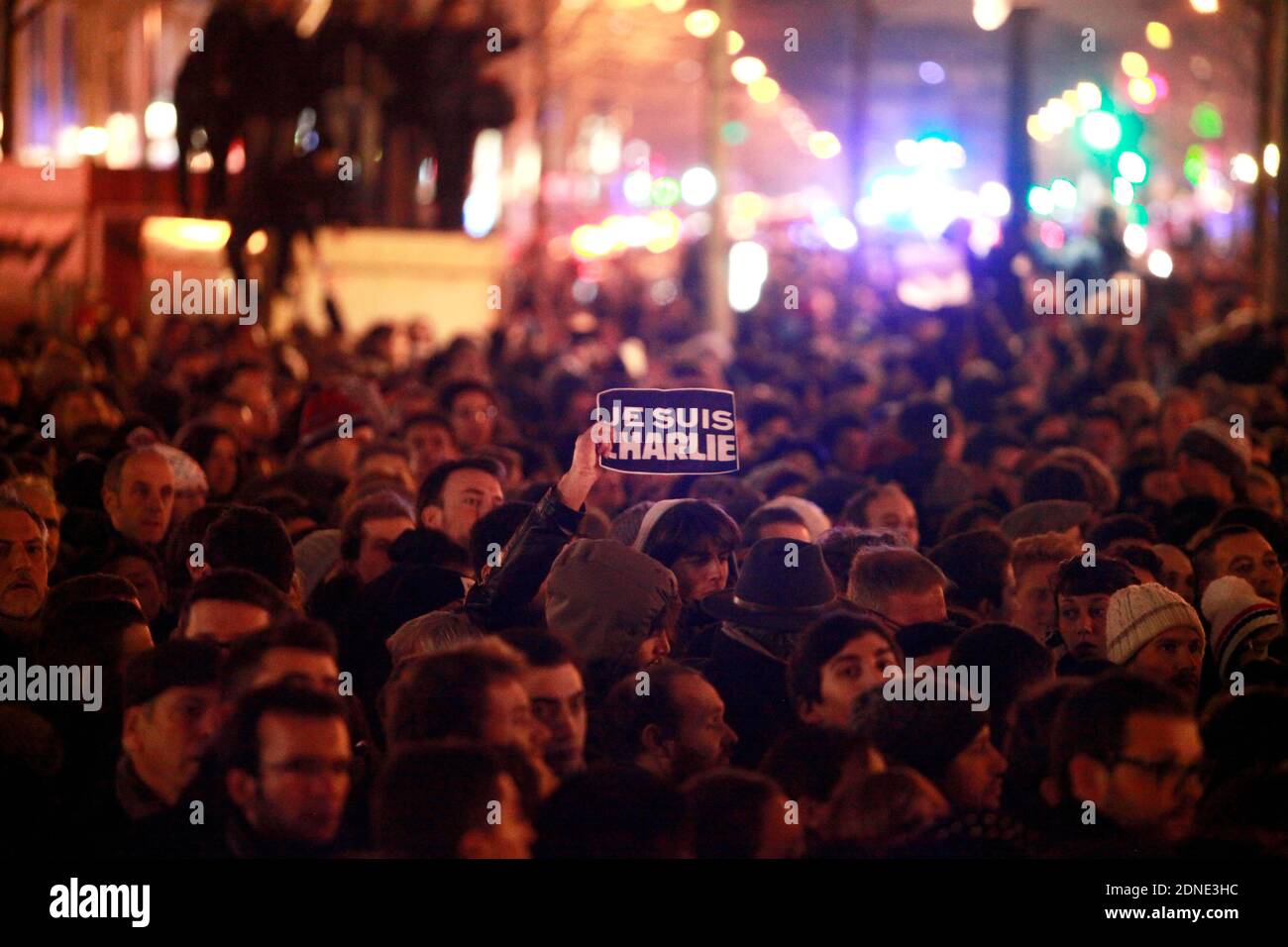 Les gens prennent part à une veillée sur la place de la République, Paris, France, le mercredi 7 janvier 2015, après que trois hommes armés aient mené une attaque terroriste mortelle contre le magazine satirique français Charlie Hebdo à Paris, tuant 12 personnes. Photo par Axelle de russe/ABACAPRESS.COM Banque D'Images