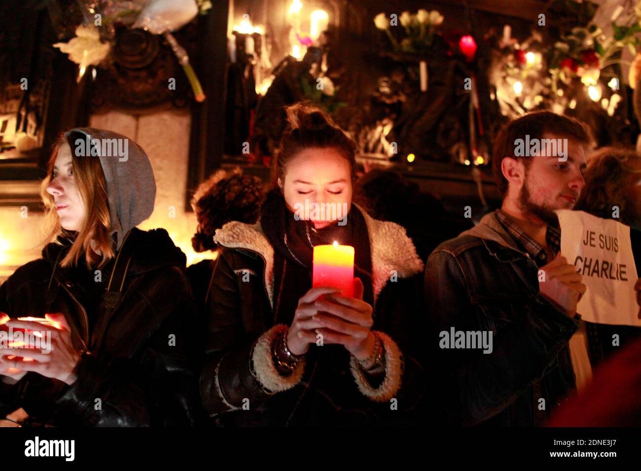 Les gens prennent part à une veillée sur la place de la République, Paris, France, le mercredi 7 janvier 2015, après que trois hommes armés aient mené une attaque terroriste mortelle contre le magazine satirique français Charlie Hebdo à Paris, tuant 12 personnes. Photo par Axelle de russe/ABACAPRESS.COM Banque D'Images