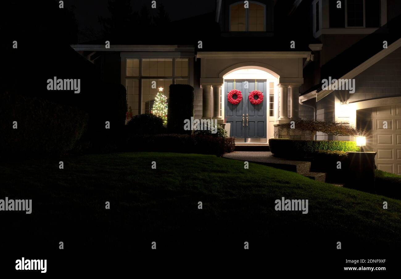 Vue nocturne d'une maison décorée pour Noël Ou jour férié du nouvel an Banque D'Images
