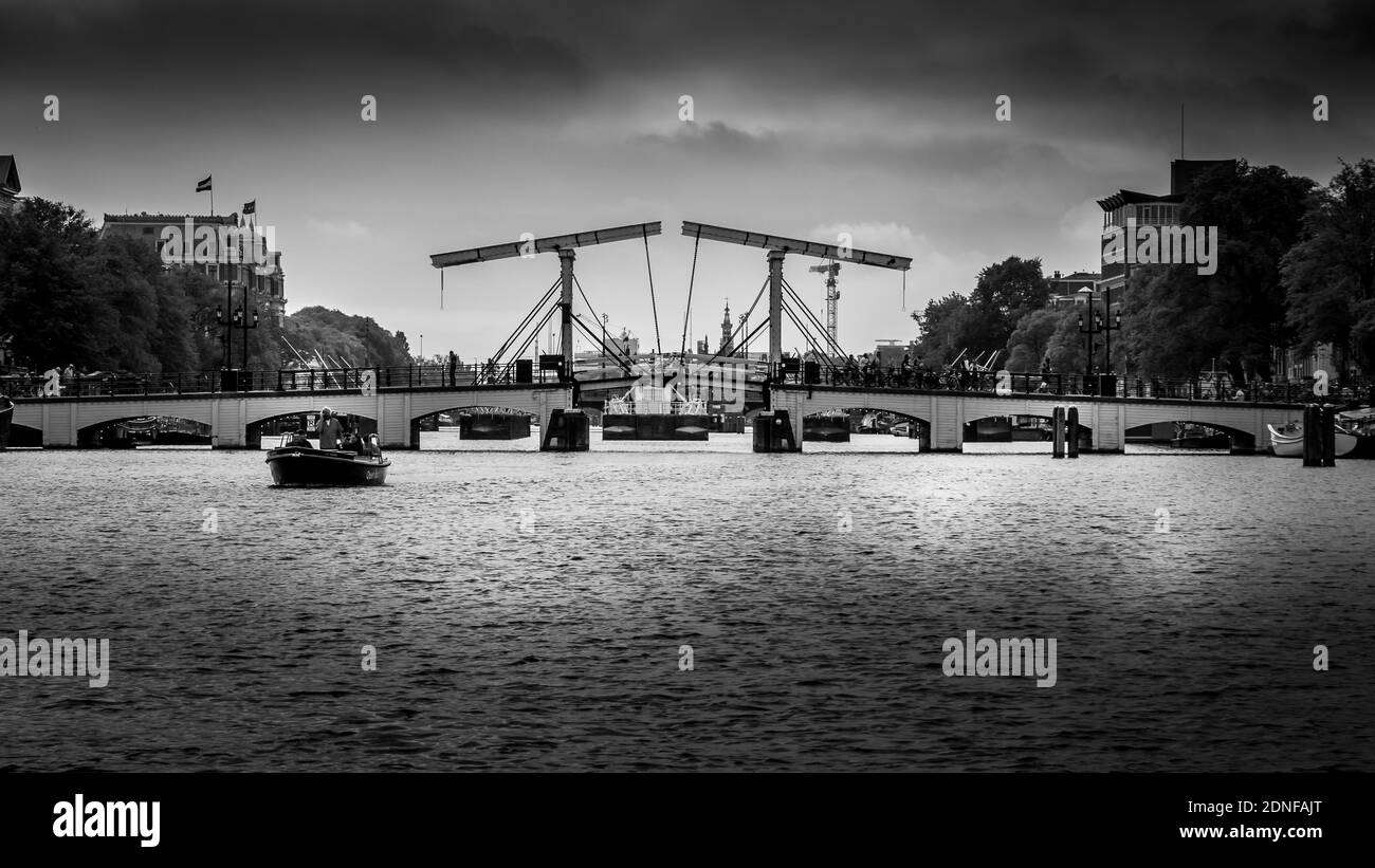 Magerebrug (Skinny Bridge) sur la rivière Amstel dans le centre historique d'Amsterdam, Pays-Bas Banque D'Images