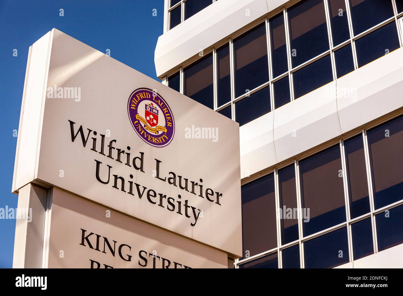 Wilfrid Laurier University signe devant le bâtiment Banque D'Images