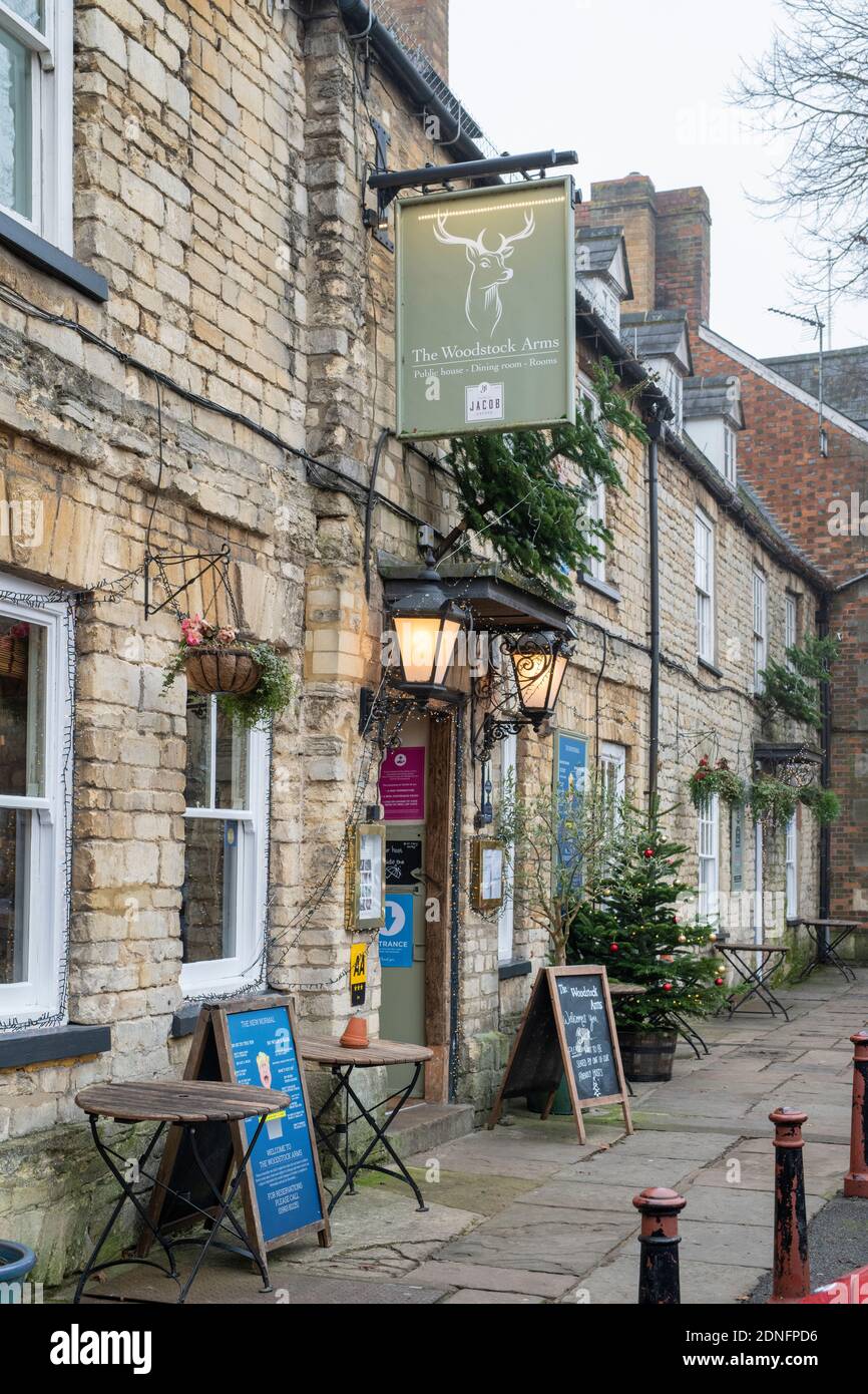 Arbres et décorations de Noël à l'extérieur du pub des armes de Woodstock. Woodstock, Oxfordshire, Angleterre Banque D'Images