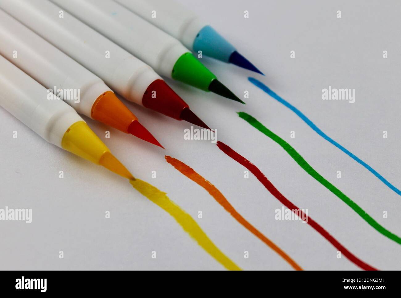 Portrait de crayons de couleur sur le tableau blanc Photo Stock - Alamy