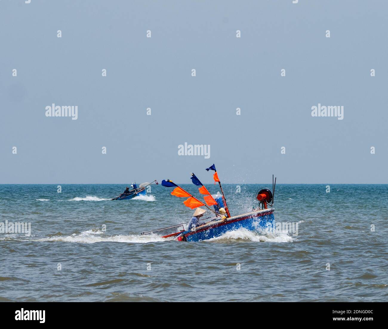 Bateaux de pêche ronds, typiques de la région, au large de la côte de la plage de Bai Sau à Vung Tau dans la province de Bang Ria-Vung Tau, au sud du Vietnam. Banque D'Images