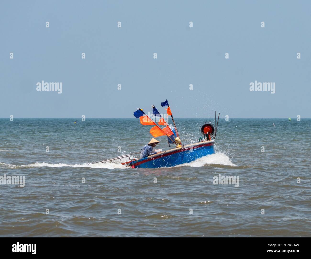Bateau de pêche rond, typique de la région, au large de la côte de la plage de Bai Sau à Vung Tau dans la province de Bang Ria-Vung Tau, au sud du Vietnam. Banque D'Images