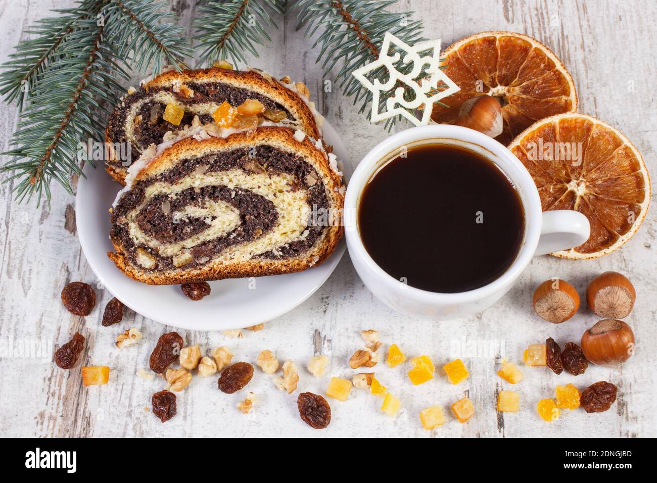 Les Graines De Pavot Gateau Sur Une Assiette Tasse De Cafe Et D Epinettes Branches Dessert Pour Noel J Ai Roule Tarte Pavot Traditionnelle Polonaise Photo Stock Alamy