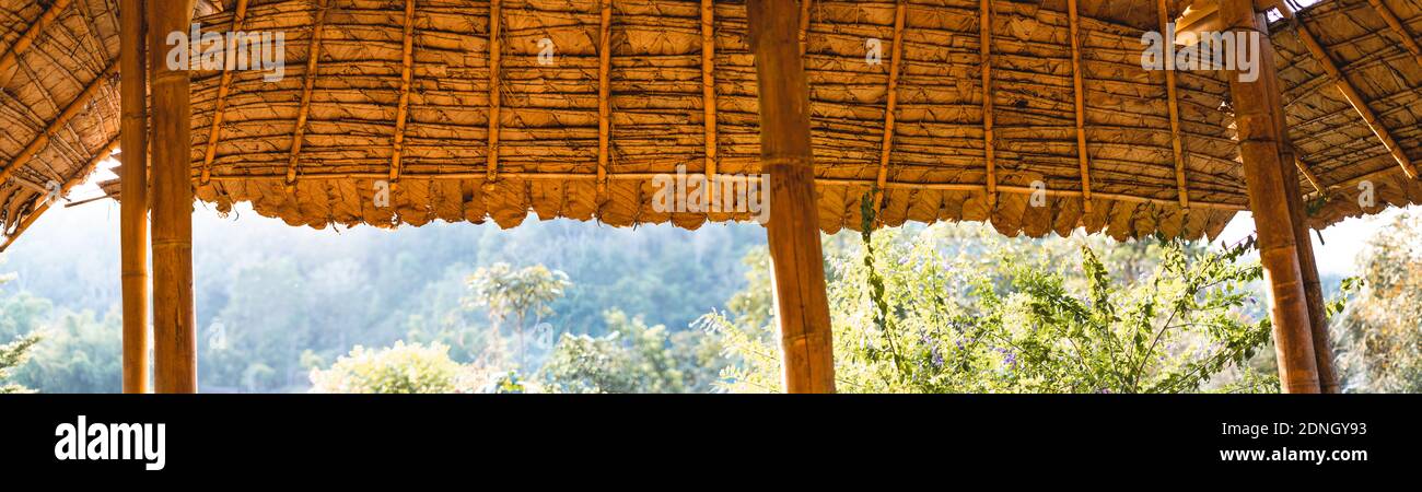 Toit en feuilles et maisons en bambou toit en feuilles Banque D'Images