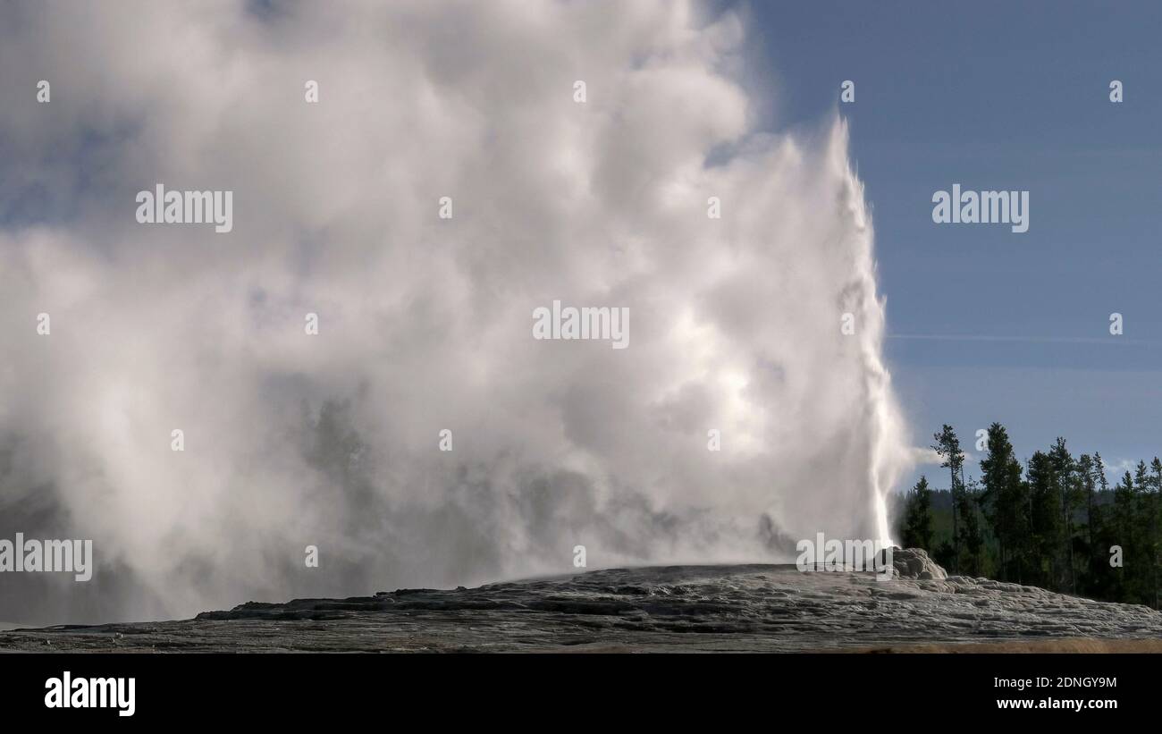 gros plan d'un vieux geyser fidèle émergeant au parc national de yellowstone, wyoming, usa Banque D'Images