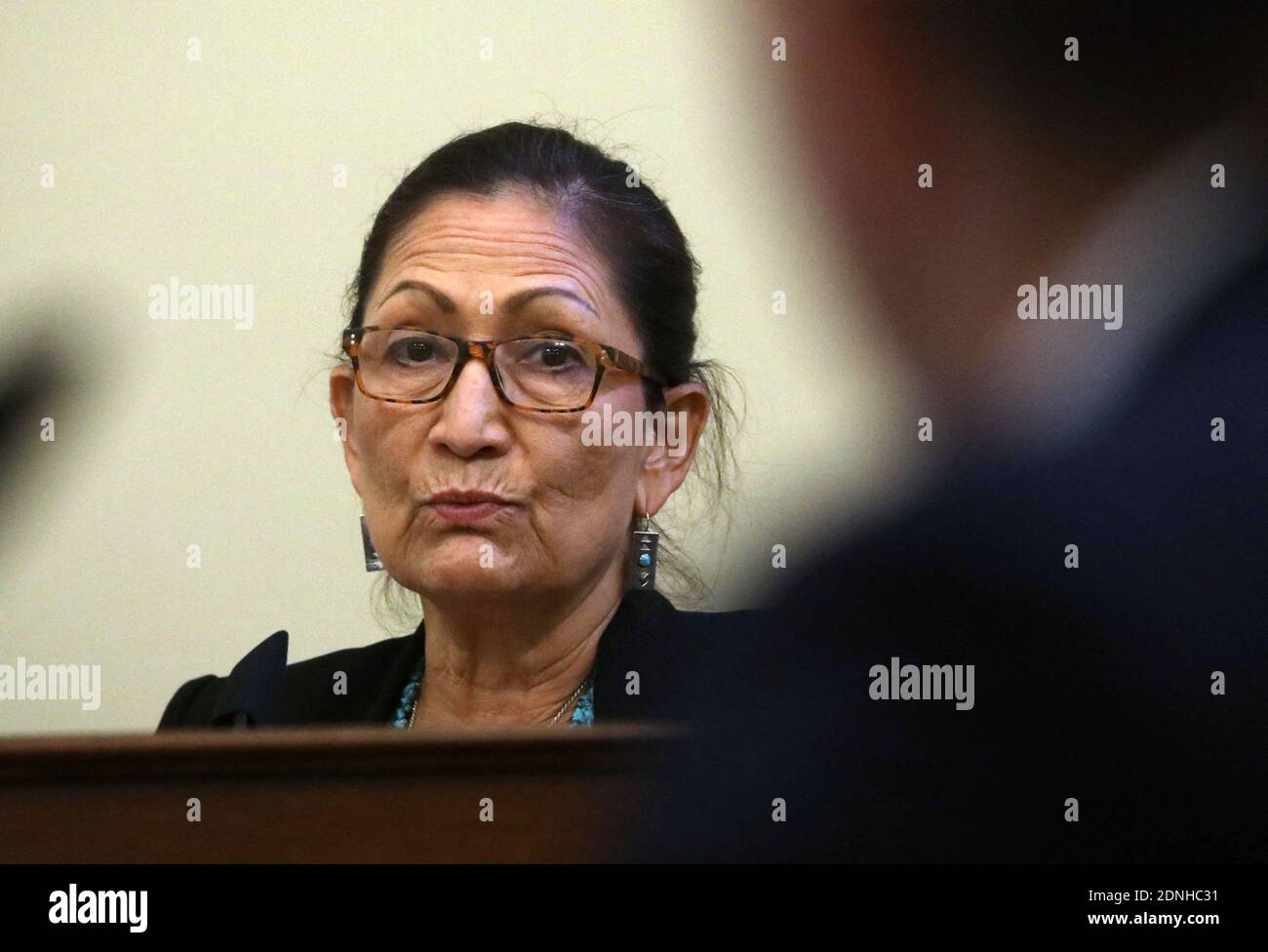 Photo du dossier datée du 28 juillet 2020, Deb Haaland (D-NM), représentant des États-Unis, assiste à une audience du Comité des ressources naturelles de la Chambre à Capitol Hill, à Washington, DC, États-Unis. Joe Biden a choisi le législateur américain Deb Haaland comme secrétaire à l'intérieur. Haaland, membre progressiste du Congrès démocrate du Nouveau-Mexique depuis 2019, serait le premier secrétaire de cabinet des Amérindiens et l'un des premiers amérindiens à occuper un poste dans un cabinet américain. Photo de Leah Milis/Pool/ABACAPRESS.COM Banque D'Images