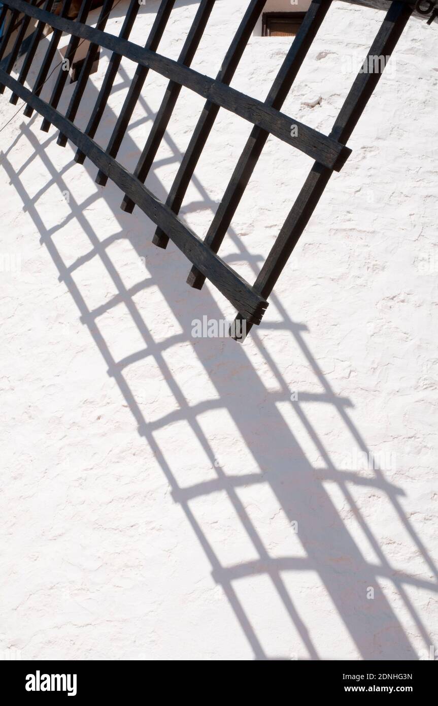 Détail de moulin arm et son ombre. Campo de Criptana, Ciudad Real province, Castilla La Mancha, Espagne. Banque D'Images